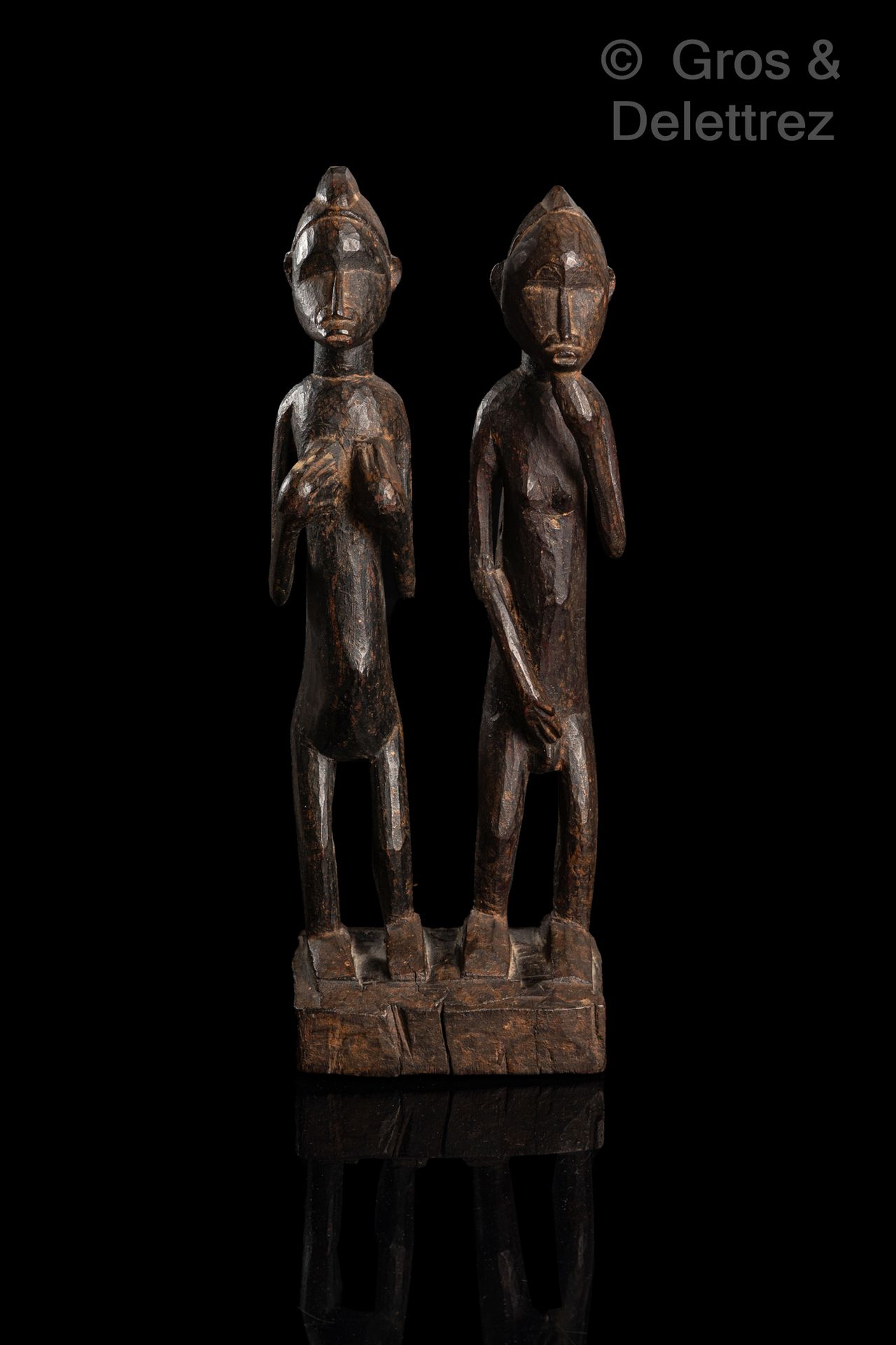 Null Couple de statuettes	

Peuple Sénoufo	

Côte d’Ivoire	

Bois	

H. 27,5 cm	
&hellip;