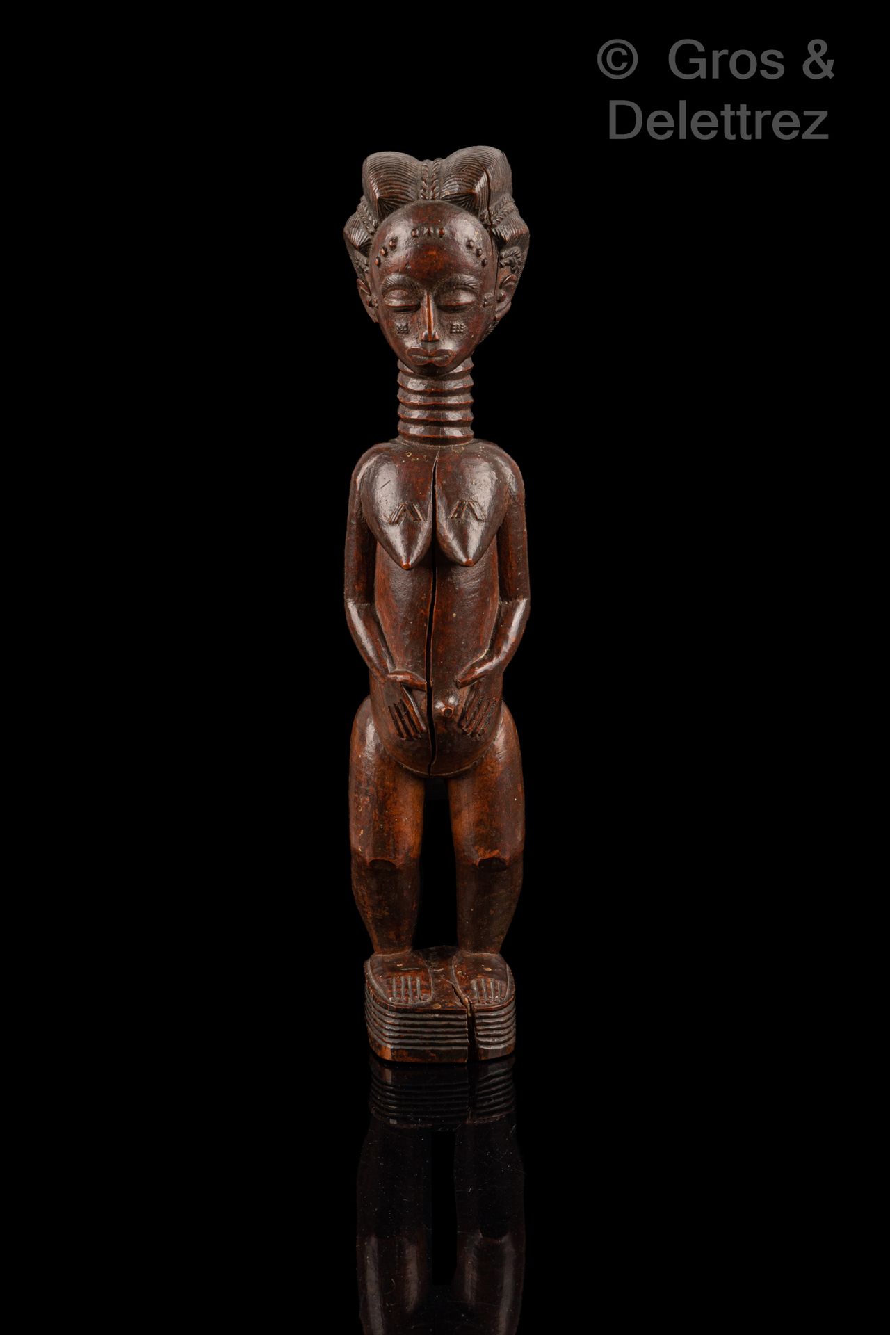 Null Statue féminine	

Peuple Baoulé	

Côte d’Ivoire	

Bois à patine brun clair	&hellip;