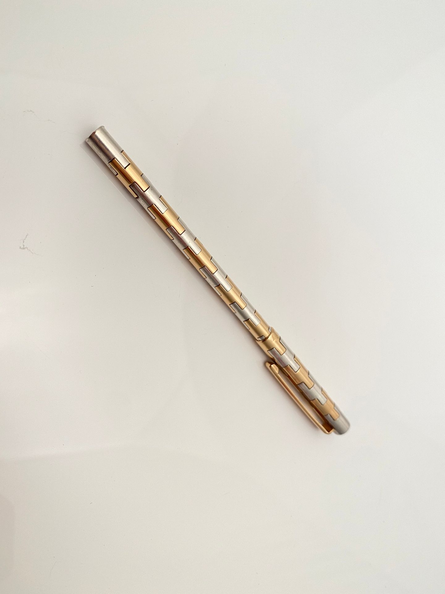 Null 黄金和银笔，有风格化的 "H "装饰。遗失的是卡特尔图案。长度：11.5厘米。直径：5.5毫米。毛重：16.7克。
