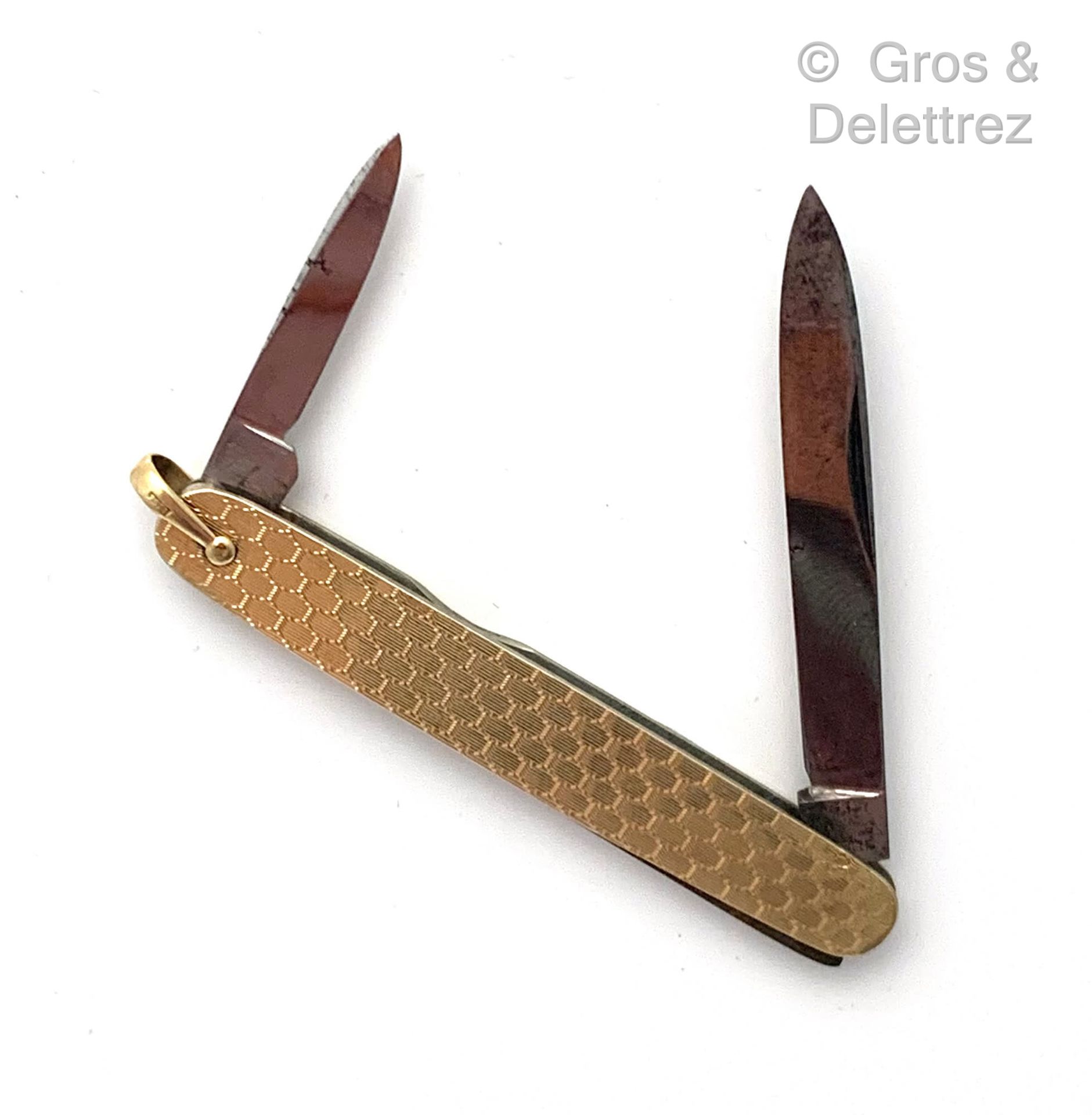 Null 蜂窝状图案的黄金笔刀，可伸缩的金属刀片。长度：3.1厘米。毛重：12.8克。