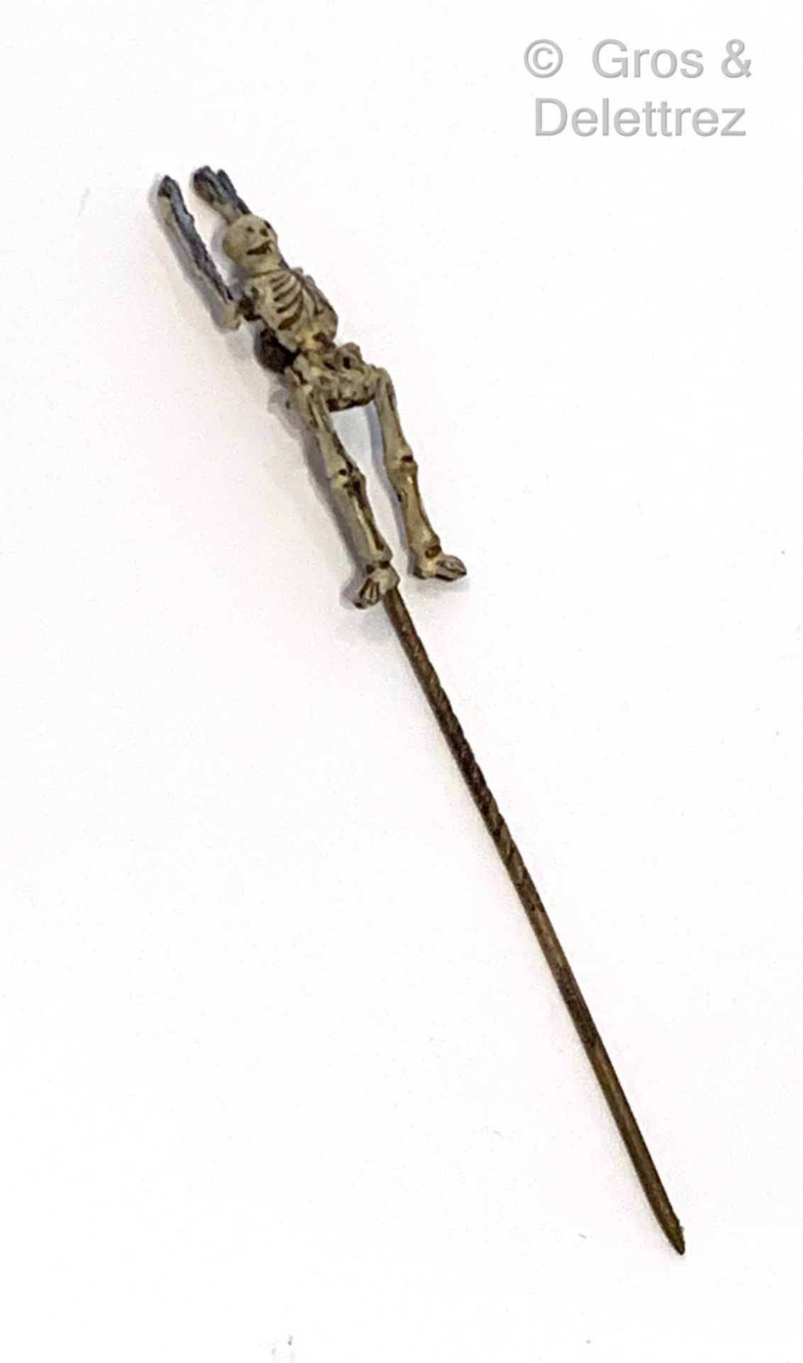Null 金属领带针，上面有一个彩绘的铰链式骨架。