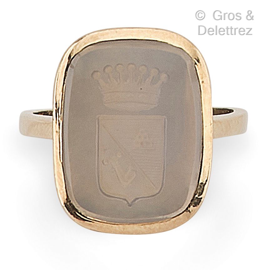 Null 
Bague en VERMEIL, ornée d’une intaille sur agate gravé d’un blason sous co&hellip;