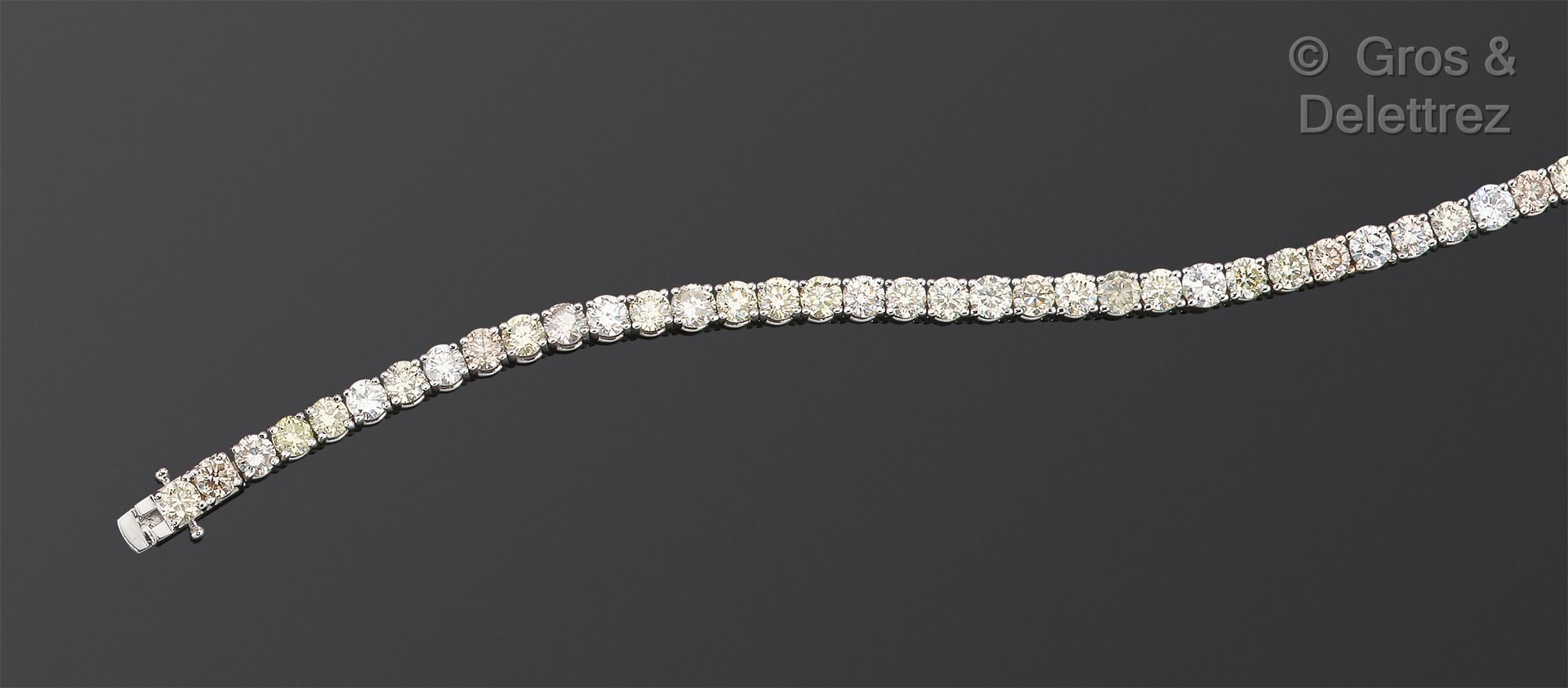 Null Bracelet « Ligne » en or gris, entièrement serti de diamants taillés en bri&hellip;