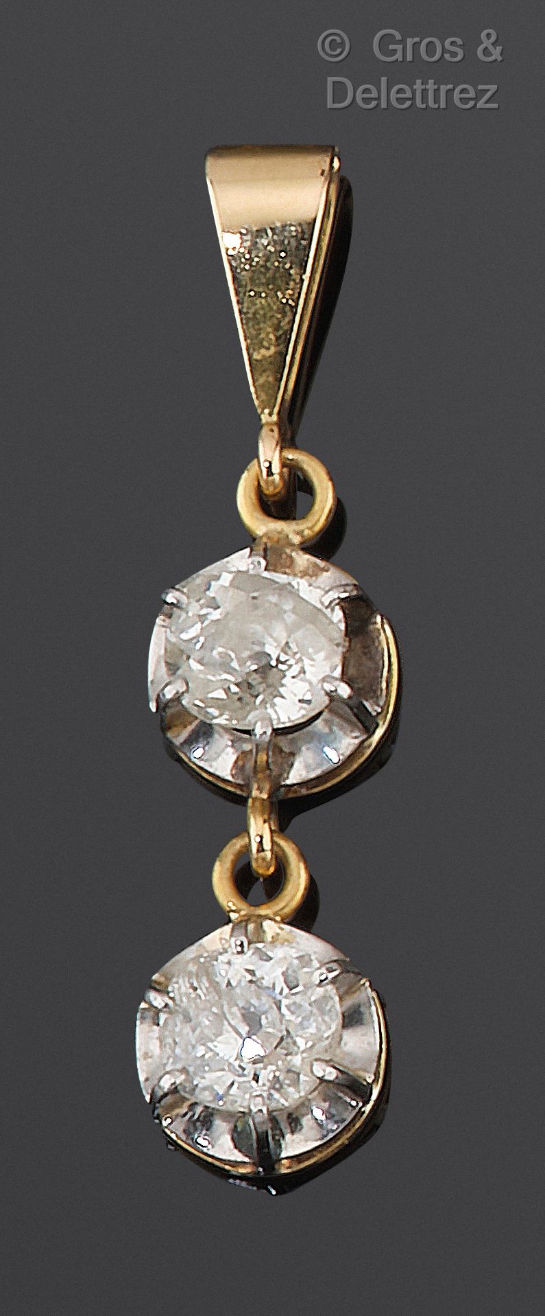 Null 
铂金和黄金吊坠，镶有两颗老式切割钻石。 钻石重量：每颗约0.50克拉。 长度：3厘米。毛重：2.2克。