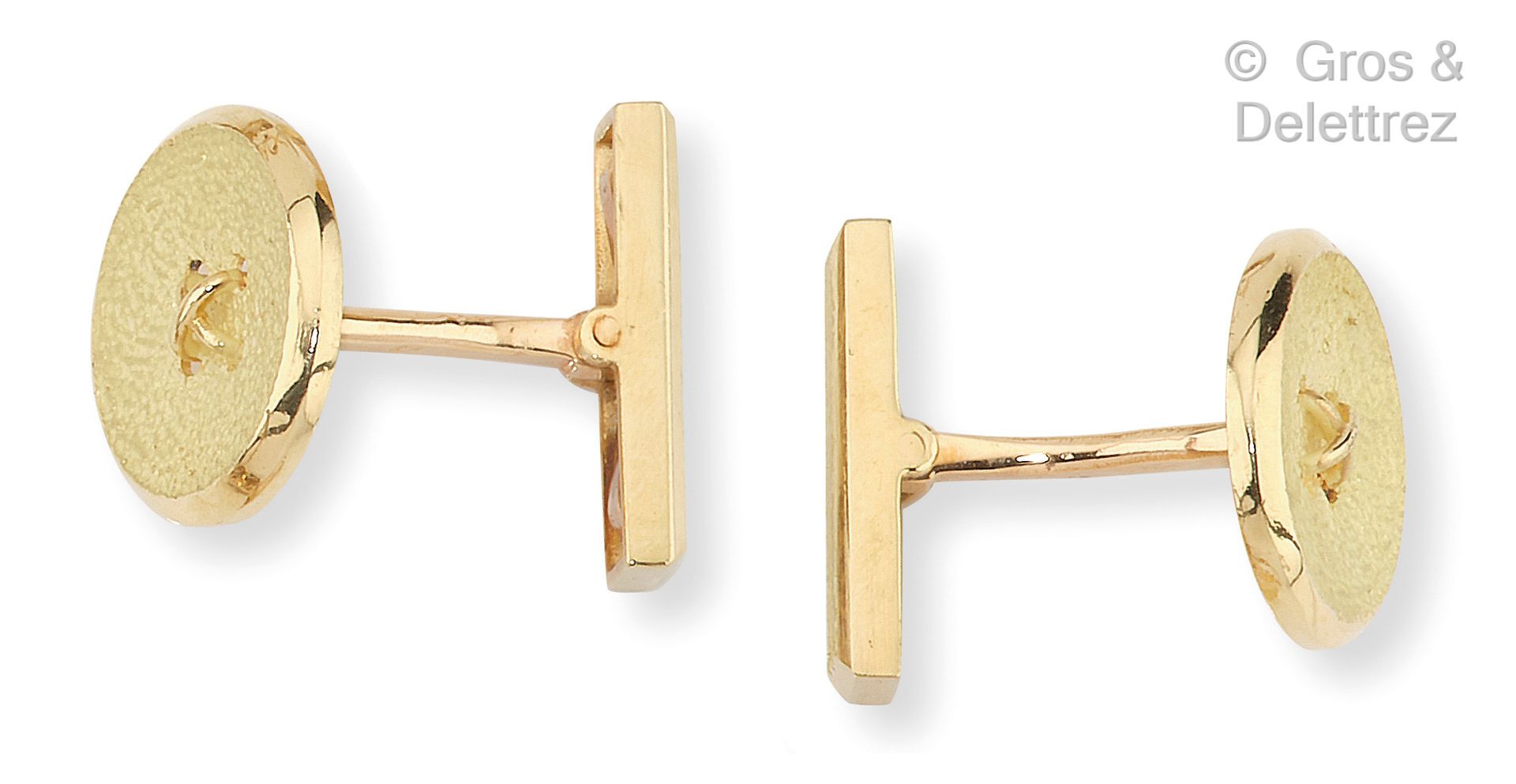 Null Pair of cufflinks in yellow gold with buttons. Gross weight : 10,2 g. In a &hellip;
