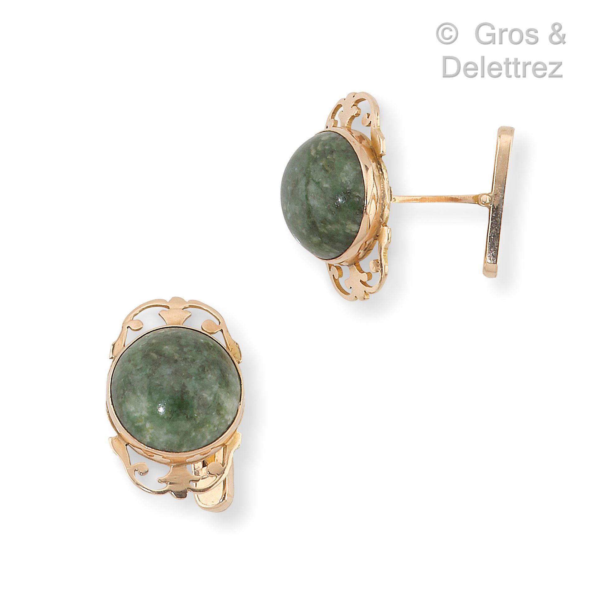 Null Pair of cufflinks in 14K yellow gold, decorated with green agate cabochon. &hellip;