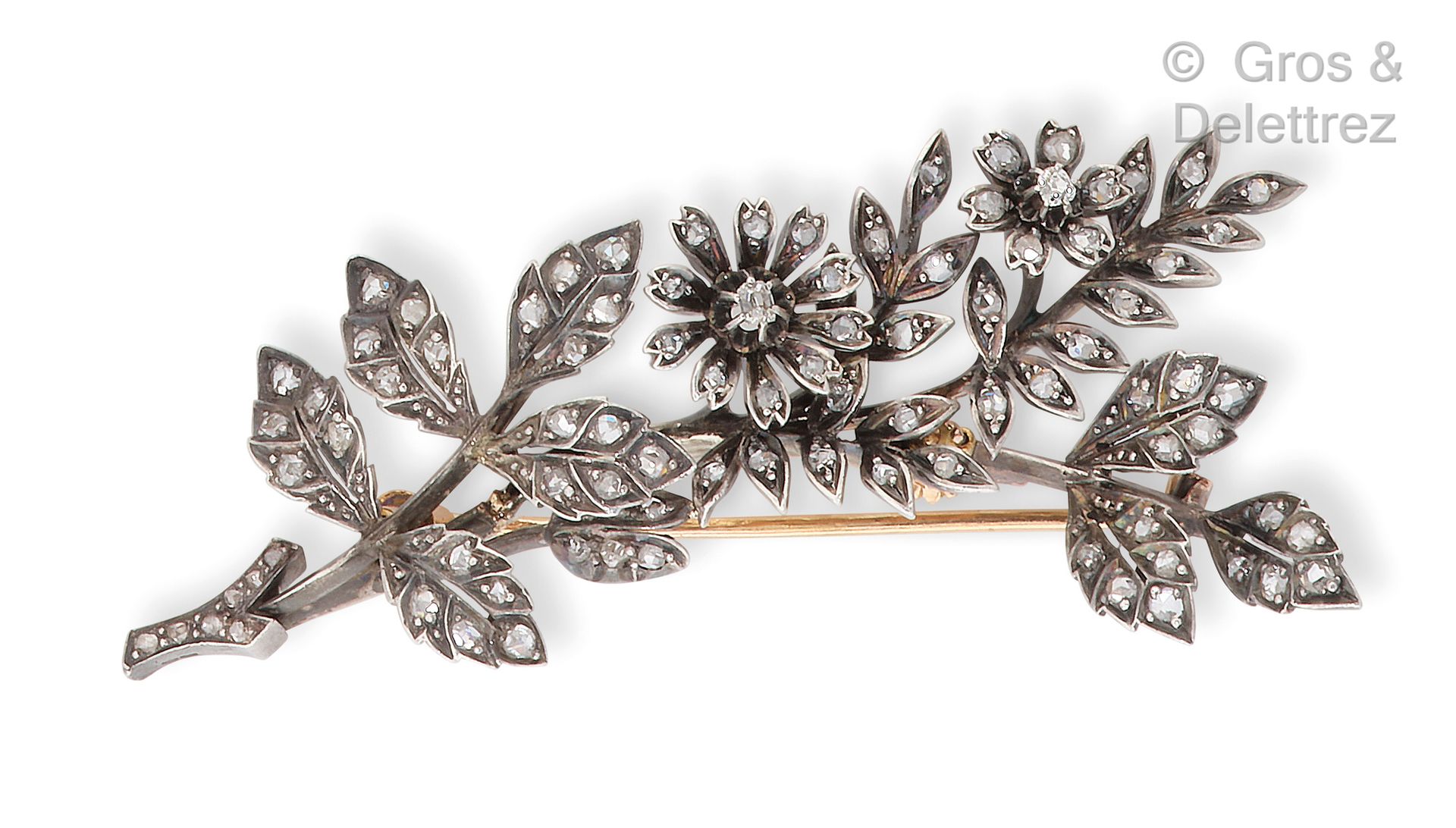 Null 黄金和银 "花 "胸针，镶嵌玫瑰切割钻石。长度：7,6 cm。毛重：22克。