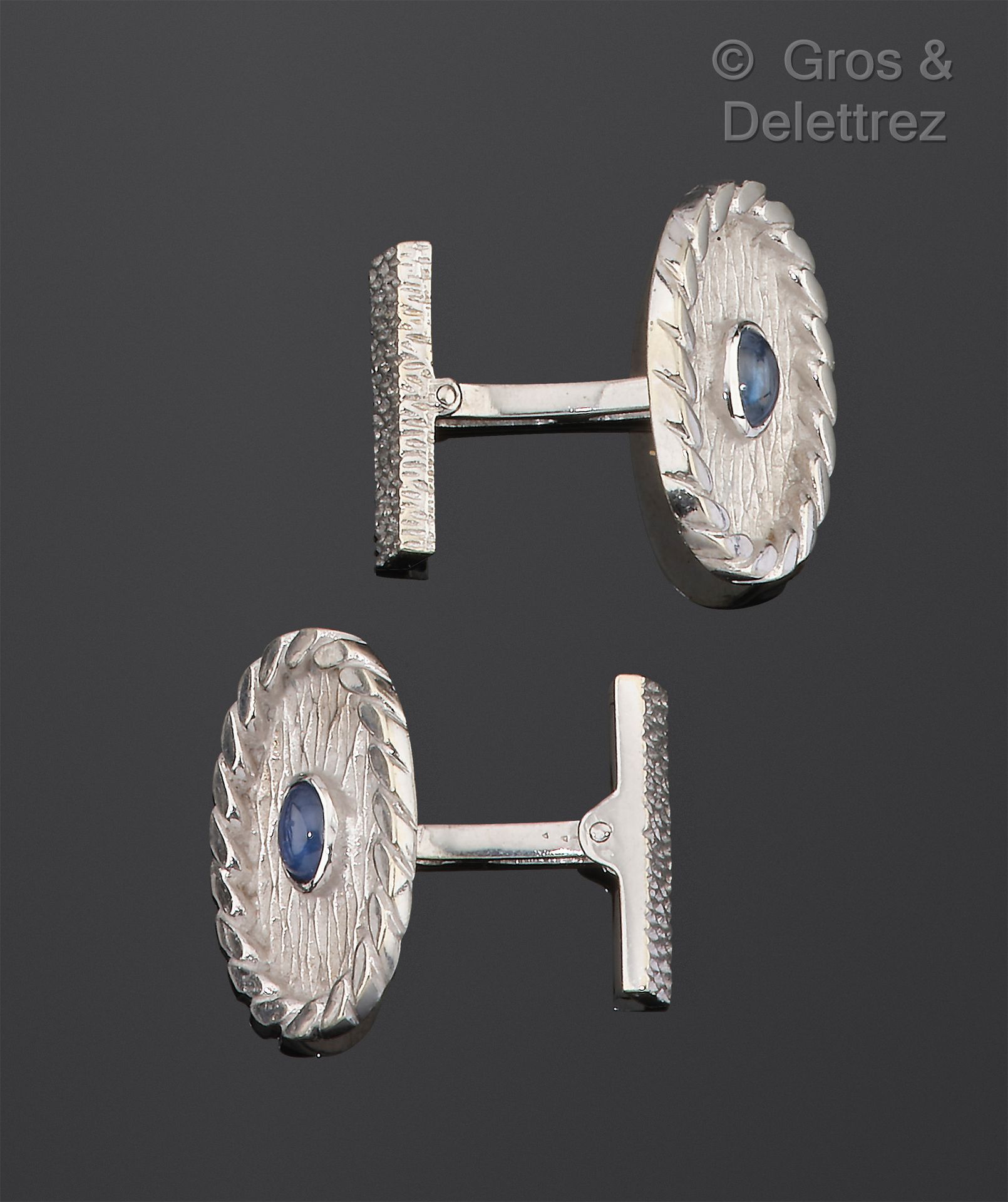 Null Pair of matte and polished white gold cufflinks, each adorned with a sapphi&hellip;