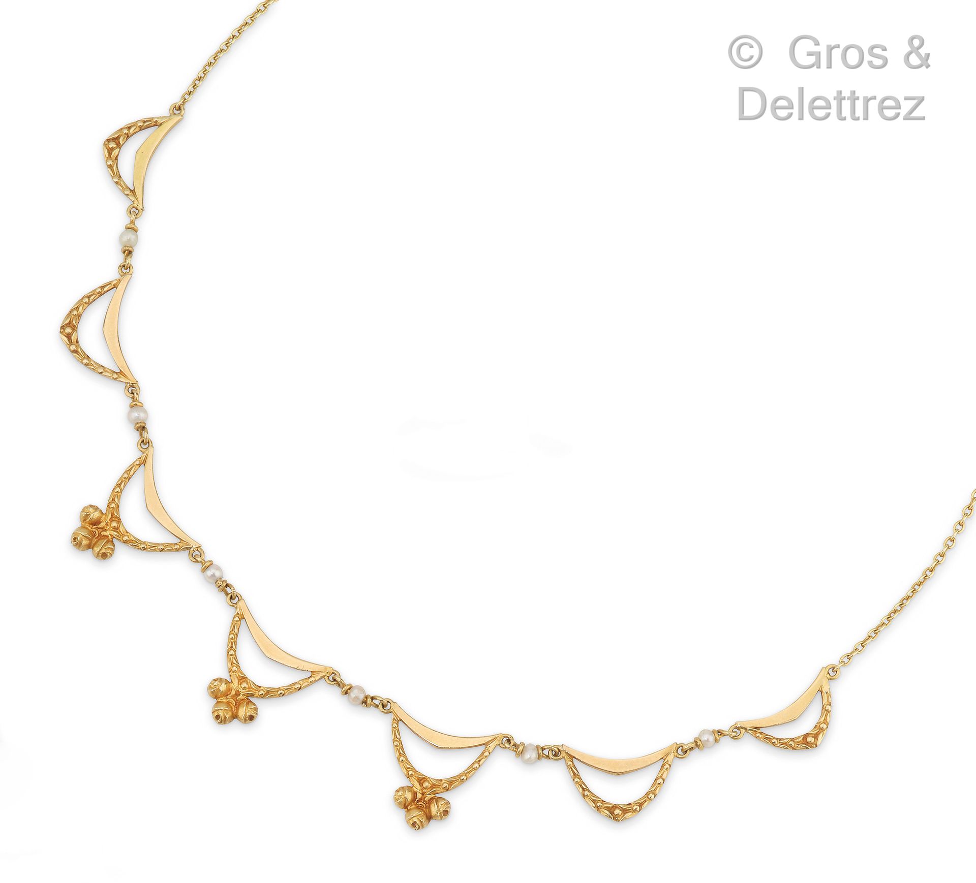 Null 黄金 "Drapery "项链，装饰有花环的凹槽花和叶子，与珍珠交替使用。长度：39厘米。毛重：6.2克。