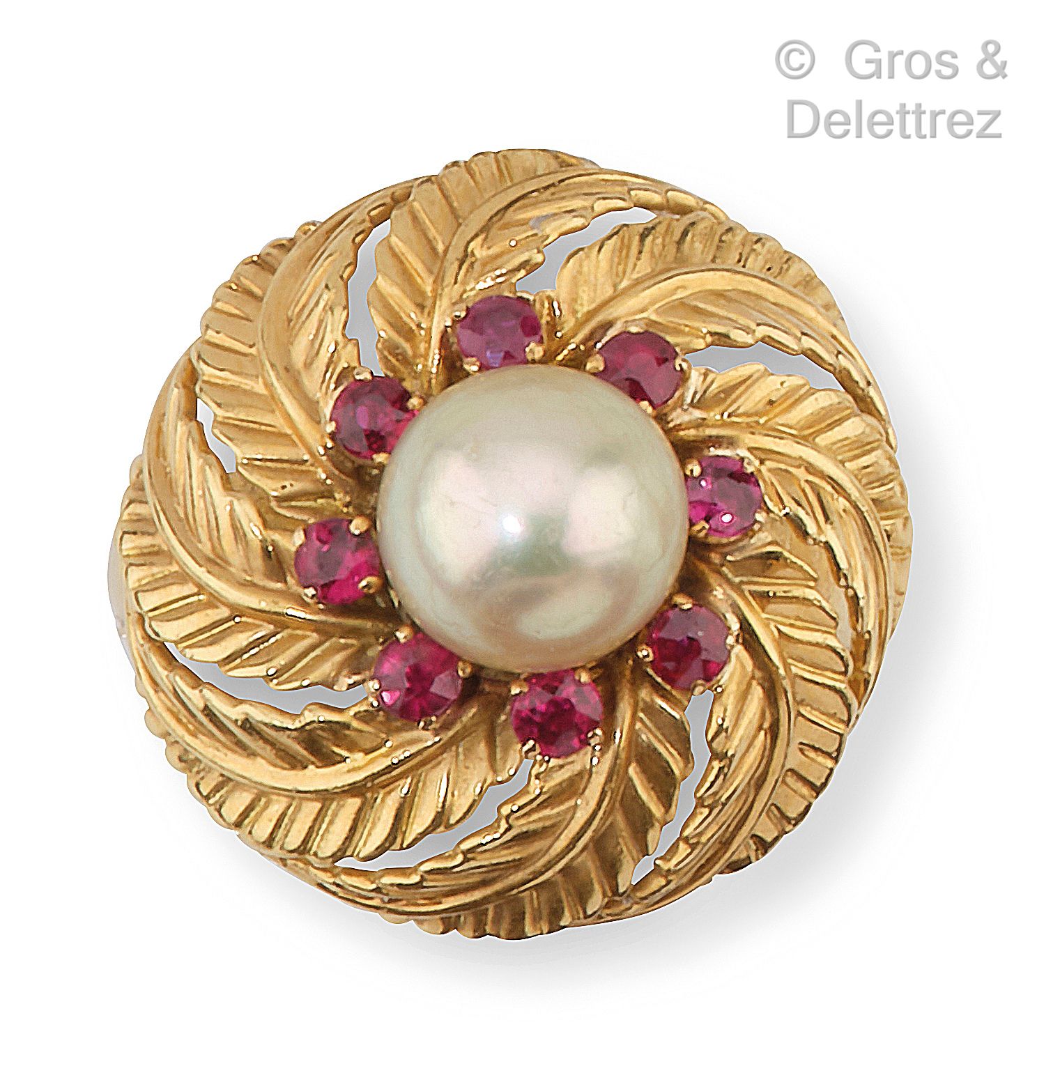Null 黄金戒指，在镶嵌有红宝石的叶子上镶嵌一颗养殖珍珠。手指尺寸：52（带镶嵌戒指）。珍珠的直径为8毫米。毛重：10.3克。