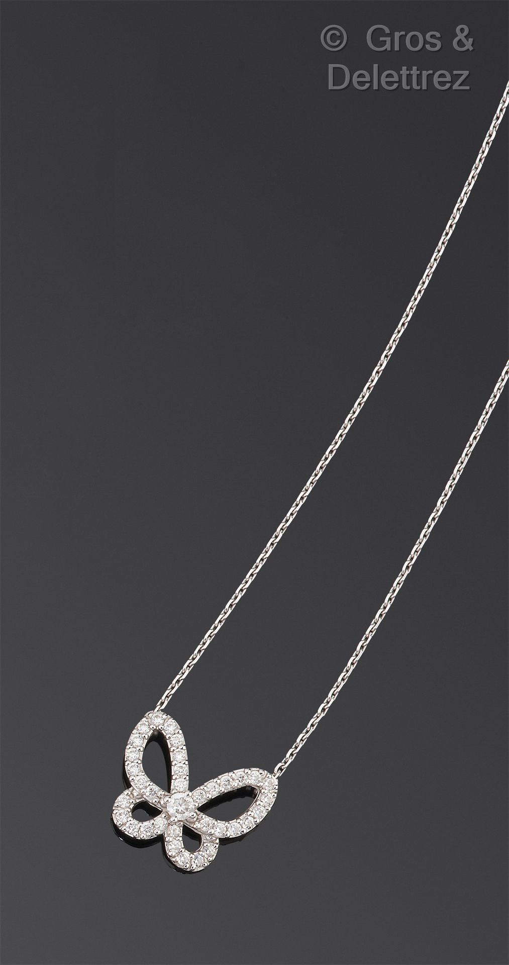 Null 蝴蝶 "白金项链，设计上镶嵌了明亮式切割的钻石，中间那颗更重要。吊坠尺寸：1.5 x 1.2厘米。毛重：2.8克。
