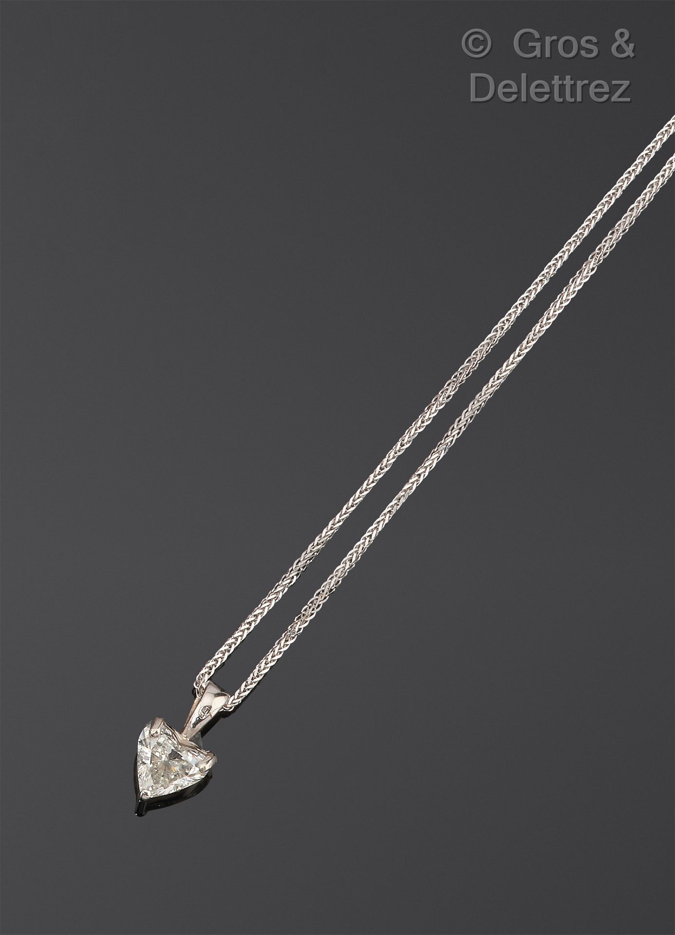 Null 白金项链和吊坠，有一颗心形钻石。 	钻石的重量：约0.70克拉。毛重：2.3克。