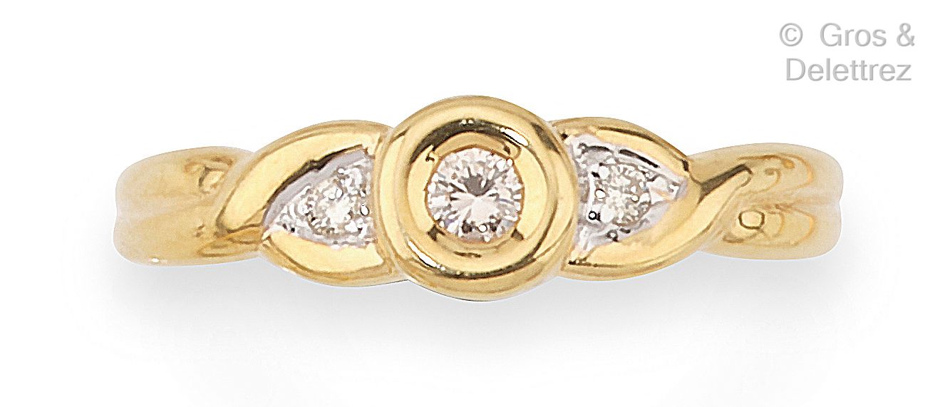Null 镶嵌一颗明亮式切割钻石和两颗小钻石的黄金戒指。手指大小：54。毛重：1.7克。