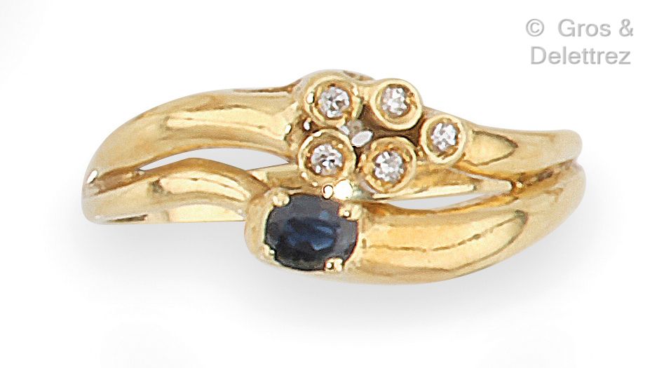 Null 黄金戒指，由两个活动的戒指组成，一个镶嵌着一颗蓝宝石，另一个镶嵌着五颗8/8的钻石。手指大小：55。毛重：2.3克。