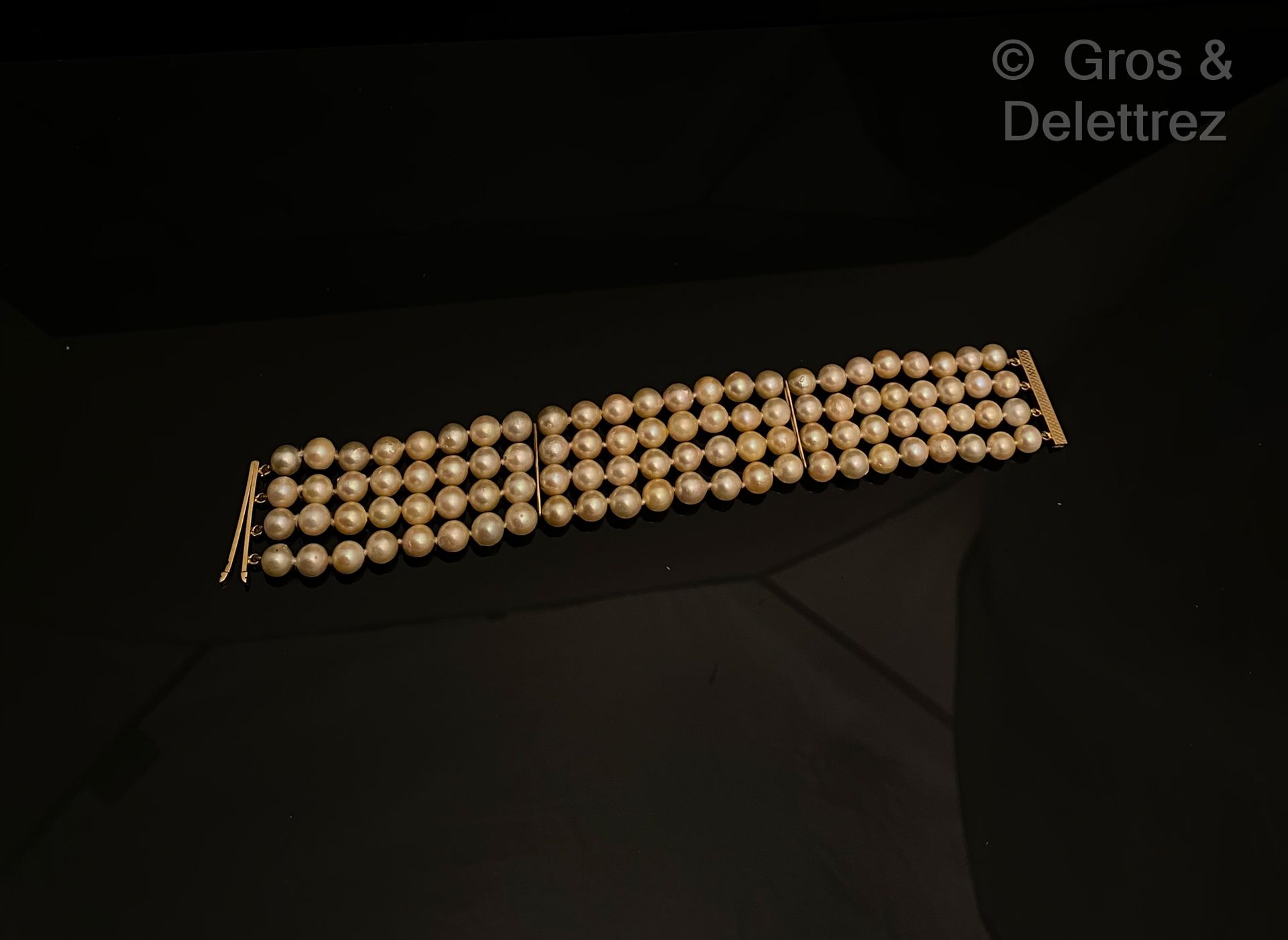 Null Bracelet composé de quatre rangs de perles de culture. Fermoir en or jaune.&hellip;