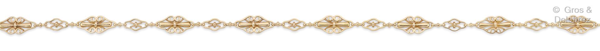 Null 镶嵌在黄金中，由一条项链和一条手链组成，带有丝状的多叶链接。项链长度：50厘米。手镯的长度：20厘米。D. 49克。