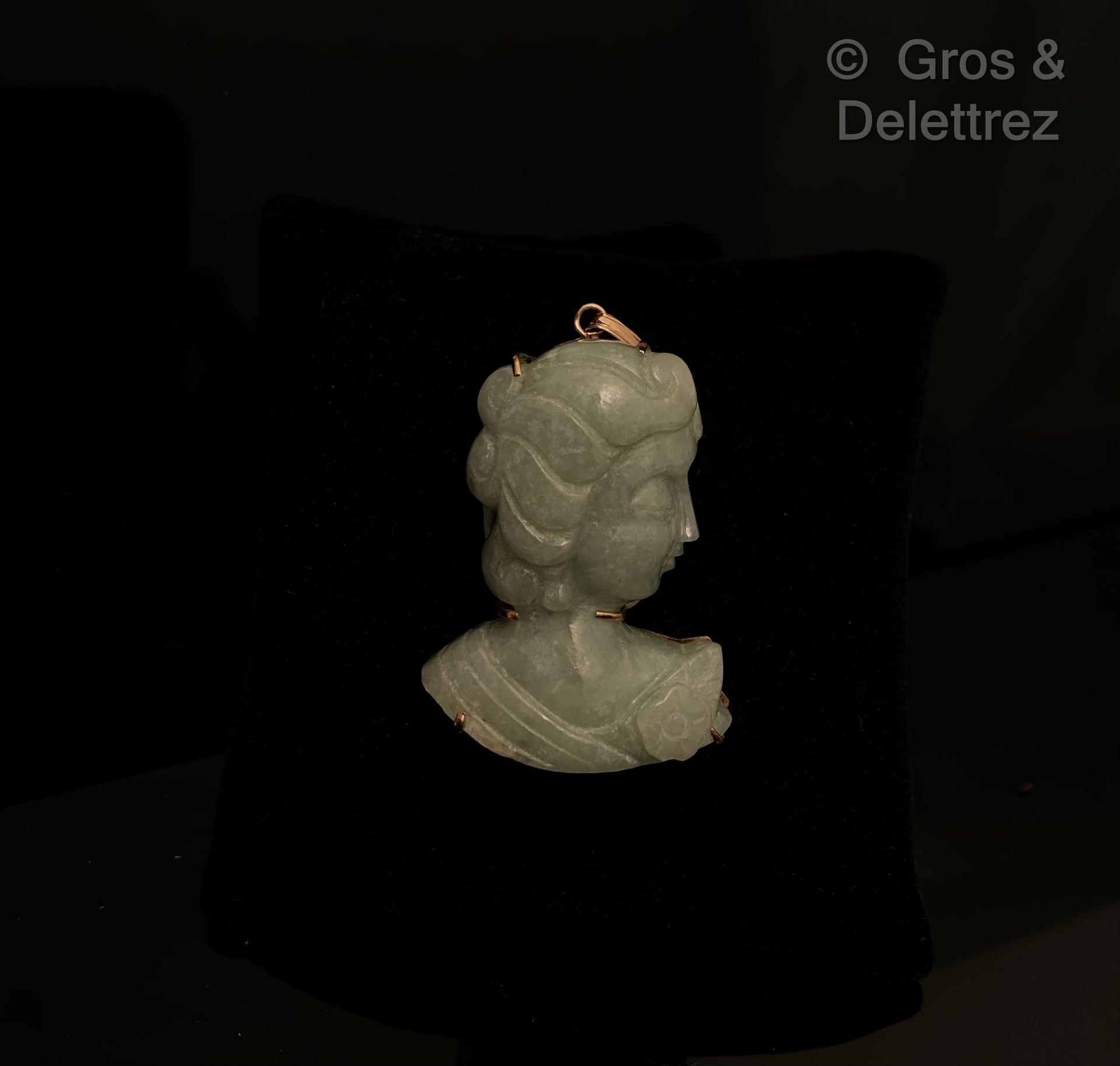 Null 
Pendentif en jade jadéite ciselé d’un buste de femme, la monture en or jau&hellip;