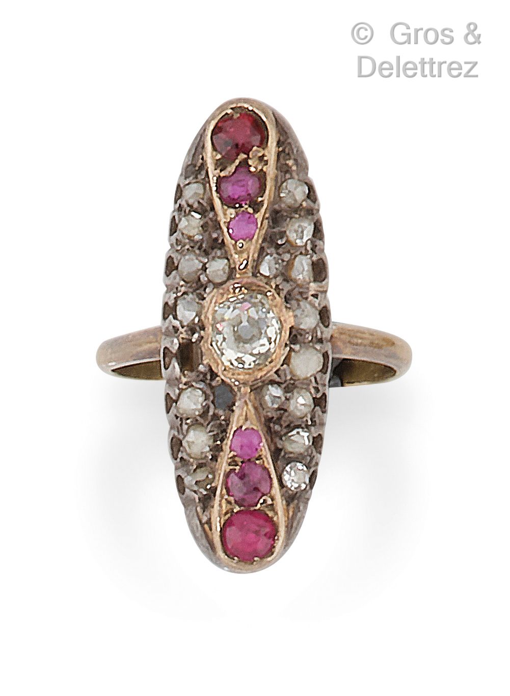 Null 黄金和银 "Marquise "戒指，在镶钻和红宝石吊坠上镶嵌一颗老式切割枕形钻石。手指大小：47½。毛重：3.9克。
