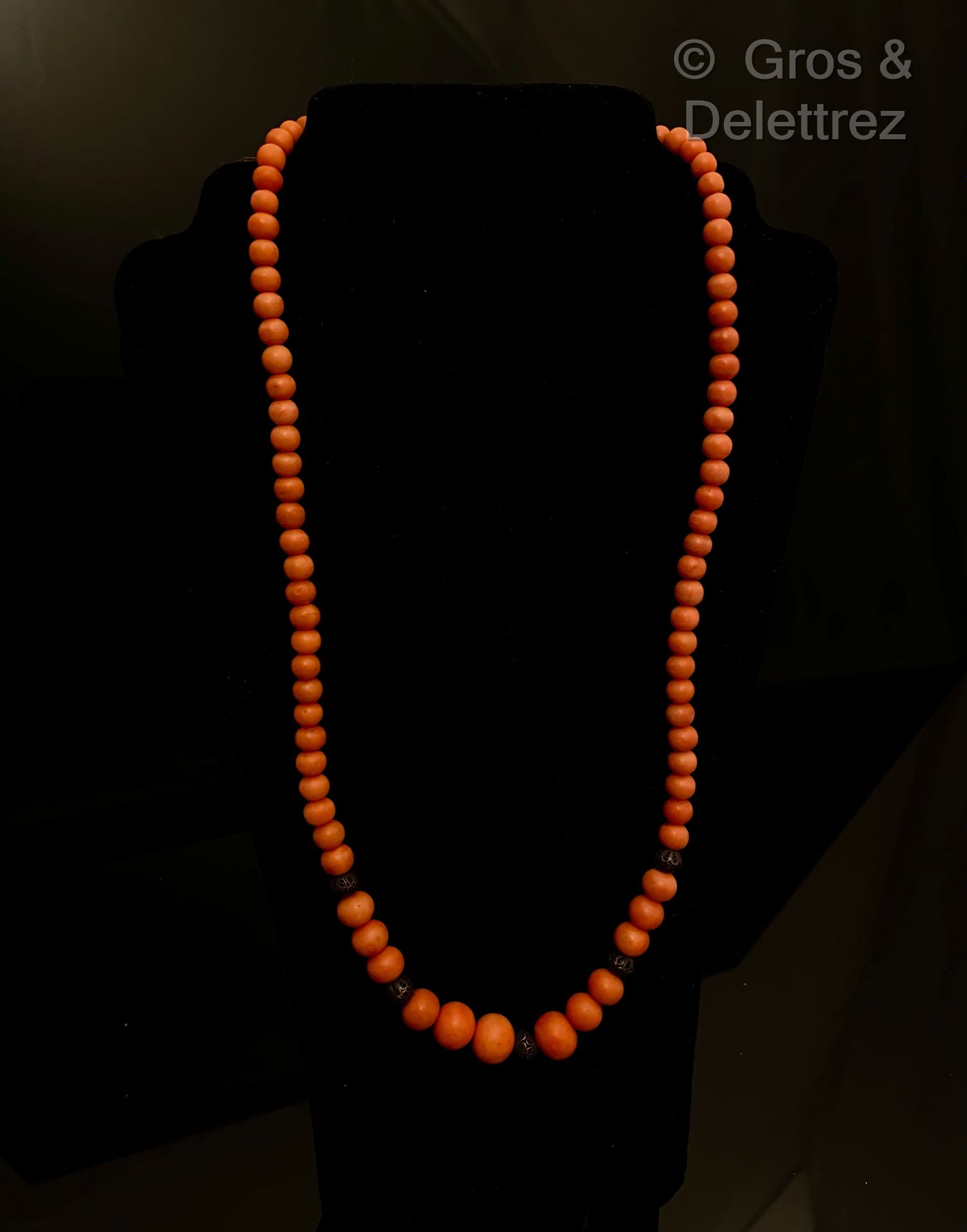 Null Necklace composed of a fall of coral beads alternated with silver beads fil&hellip;