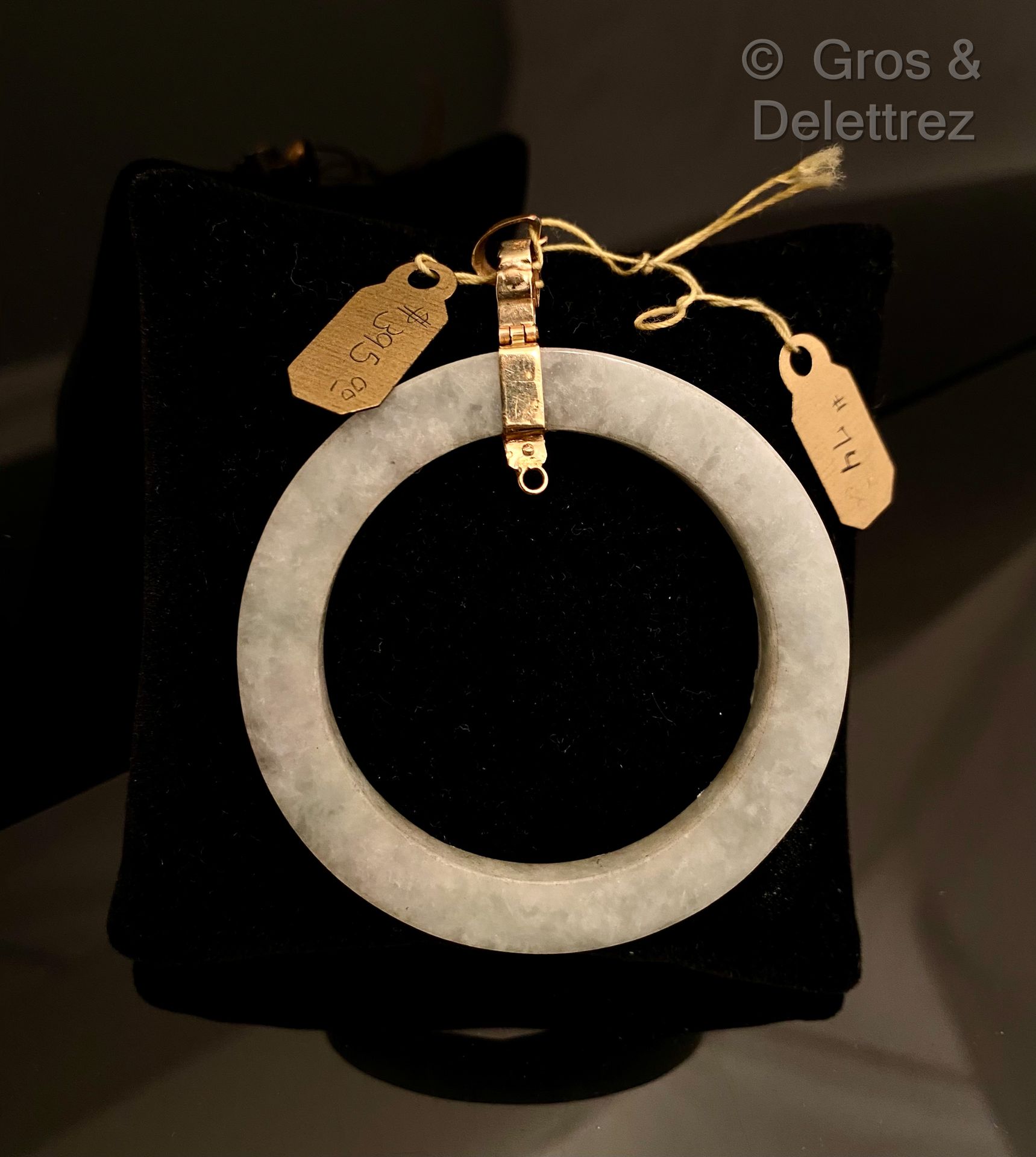 Null Yellow gold pendant holding a circular pattern of jade jadeite. Diameter : &hellip;