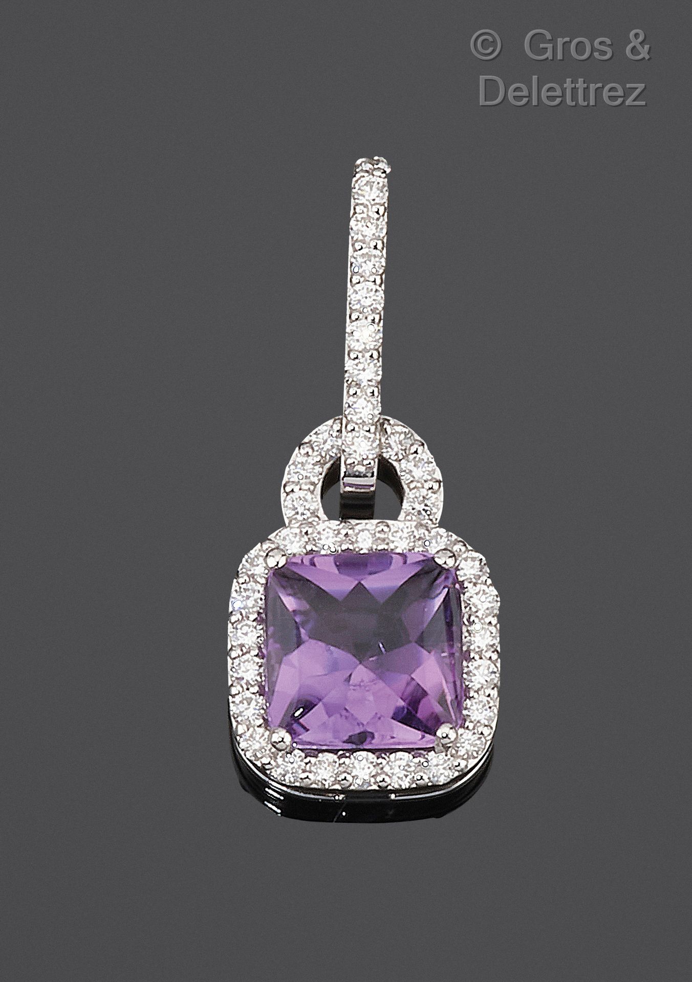 Null 白金吊坠，在明亮式切割的钻石中镶嵌了一颗方形紫水晶，扣子也被镶嵌。长度：2.6厘米。毛重：3.4克。