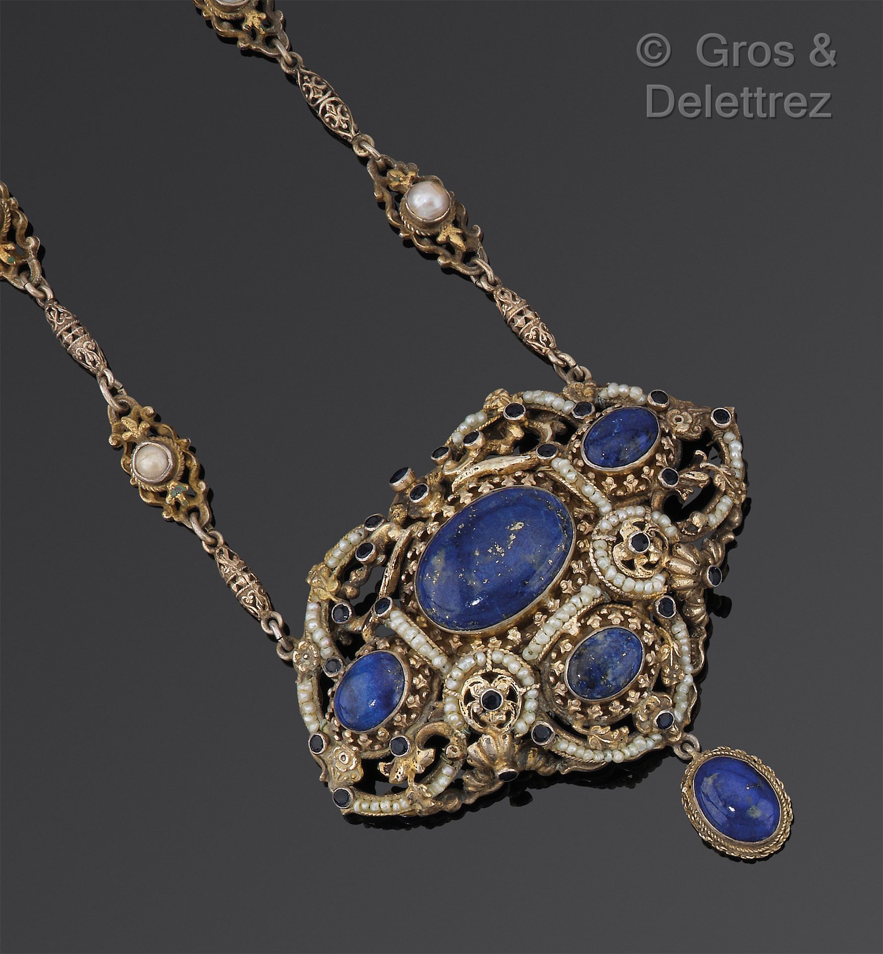 Null 一条vermeil项链，由一连串的丝线viroles和珍珠组成，在一个锻打的环境中，在蓝色石头和小珍珠的交错中托着一个大的凸圆形青金石图案。毛重：57&hellip;