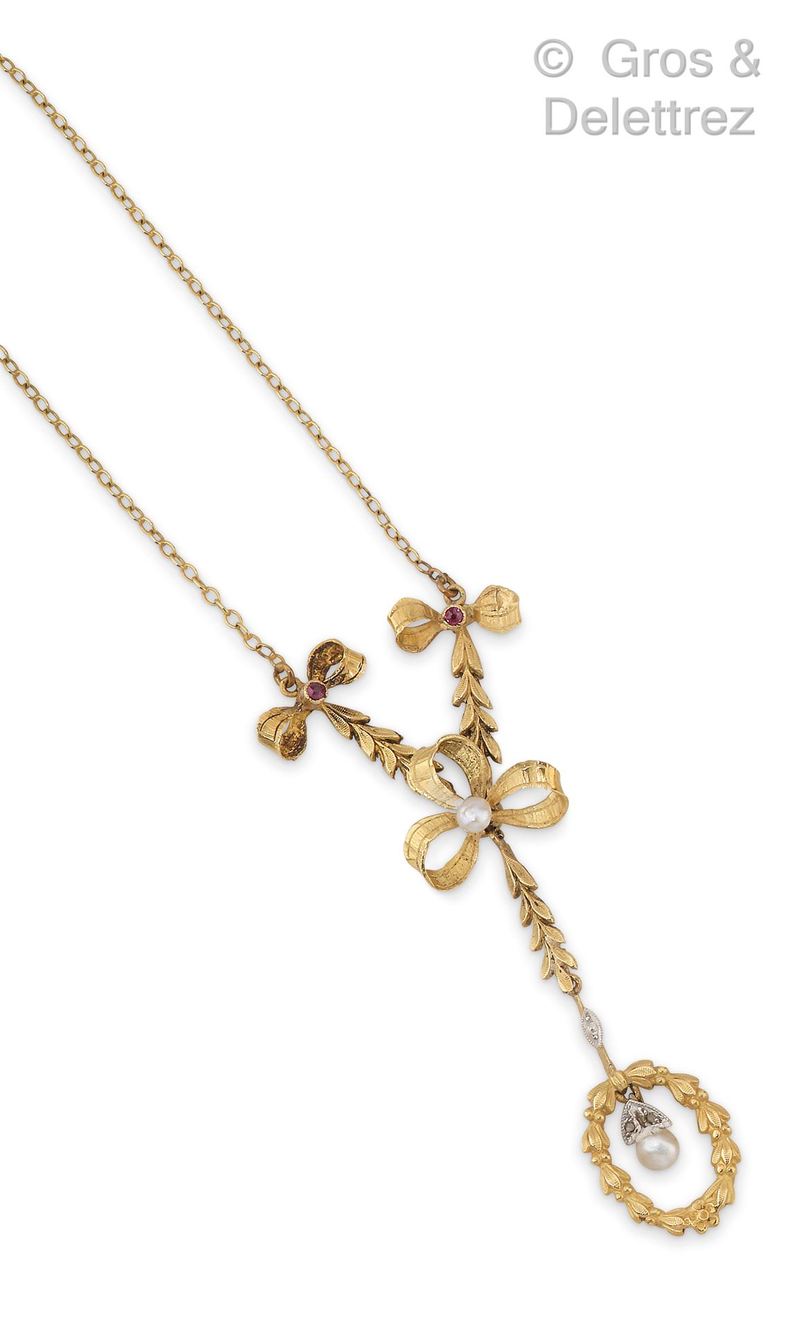 Null Pendant necklace in yellow gold, decorated with a crown of foliage and bows&hellip;