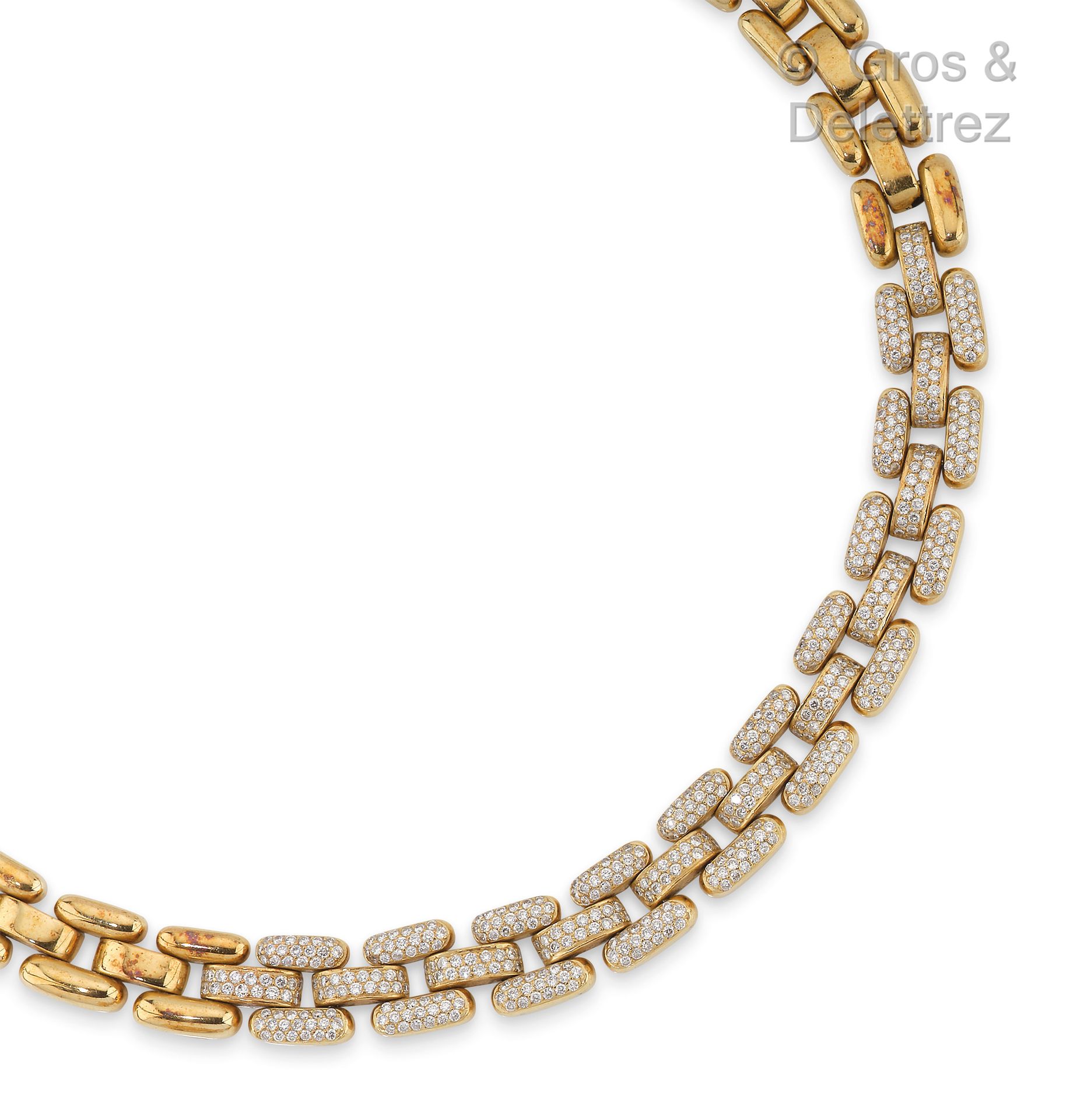 Null 重要的铰链式黄金项链，由三排宝石组成，中间的宝石镶嵌着明亮式切割钻石。长度：46厘米。毛重：180.8克。