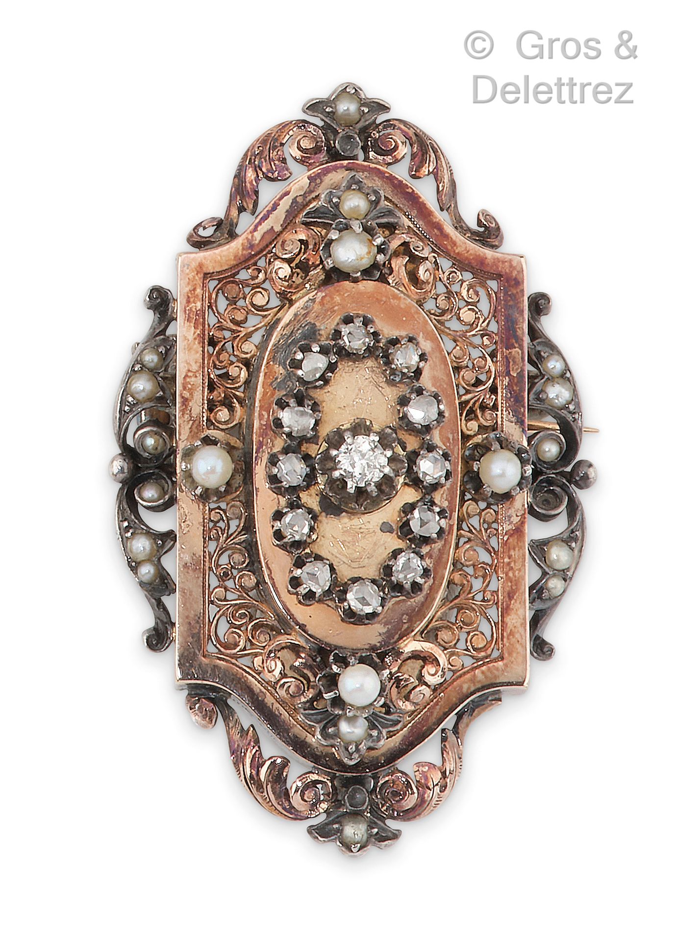 Null 玫瑰金和银质胸针，镂空的卷轴上有玫瑰切割钻石和珍珠的衬托。19世纪的作品。尺寸：4,5 x 2,7 cm。毛重：15.2克。