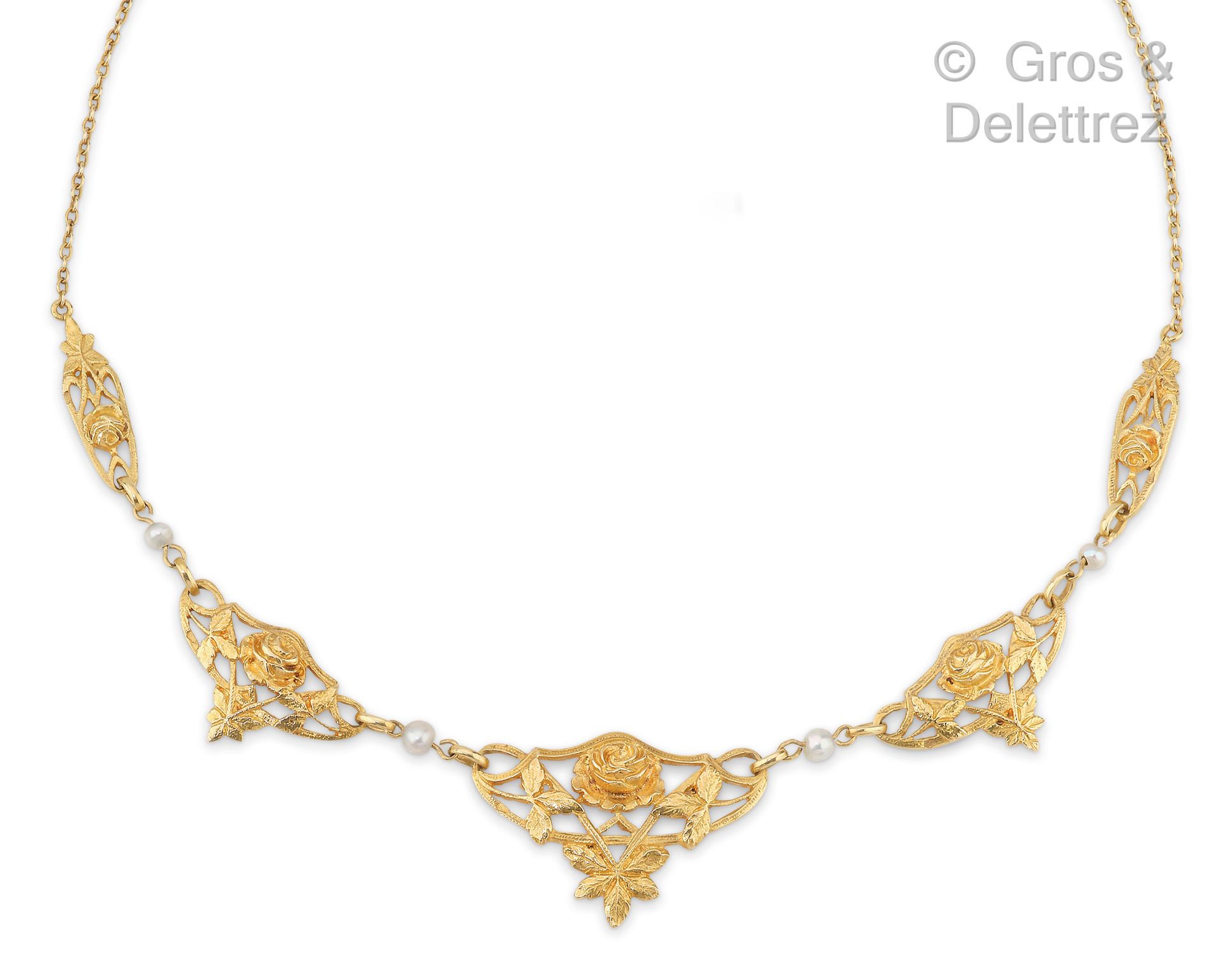 Null Collier « Collerette » en or jaune, orné d’entrelacs ajourés de roses alter&hellip;