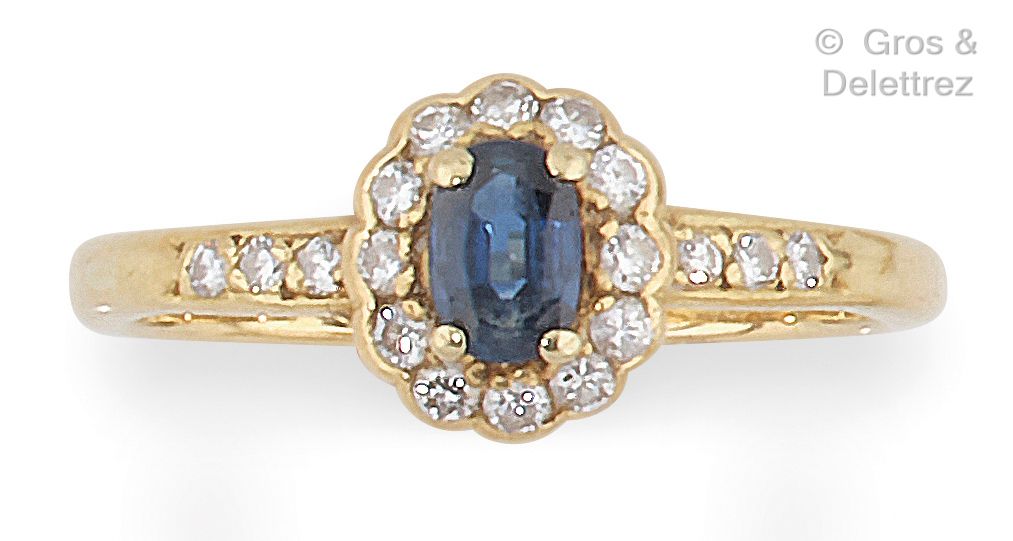 Null 黄金戒指，镶嵌着一颗蓝宝石，周围和肩部有明亮式切割钻石。手指大小：64。毛重：4.4克。(有缺口)