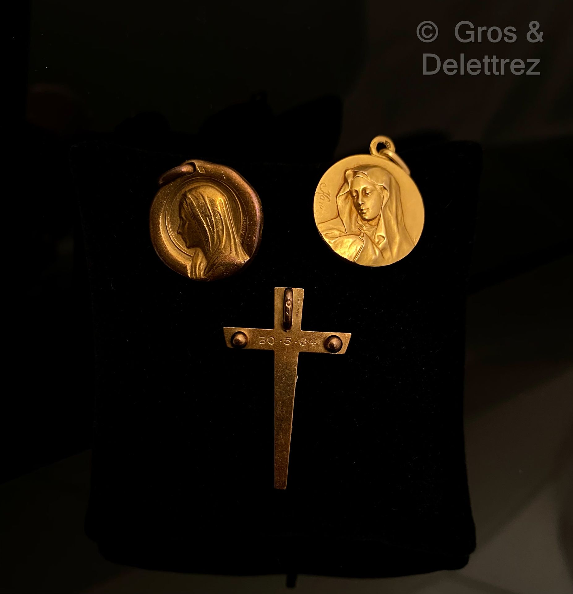 Null Lot in yellow gold including two medals representing Virgin and a pendant "&hellip;