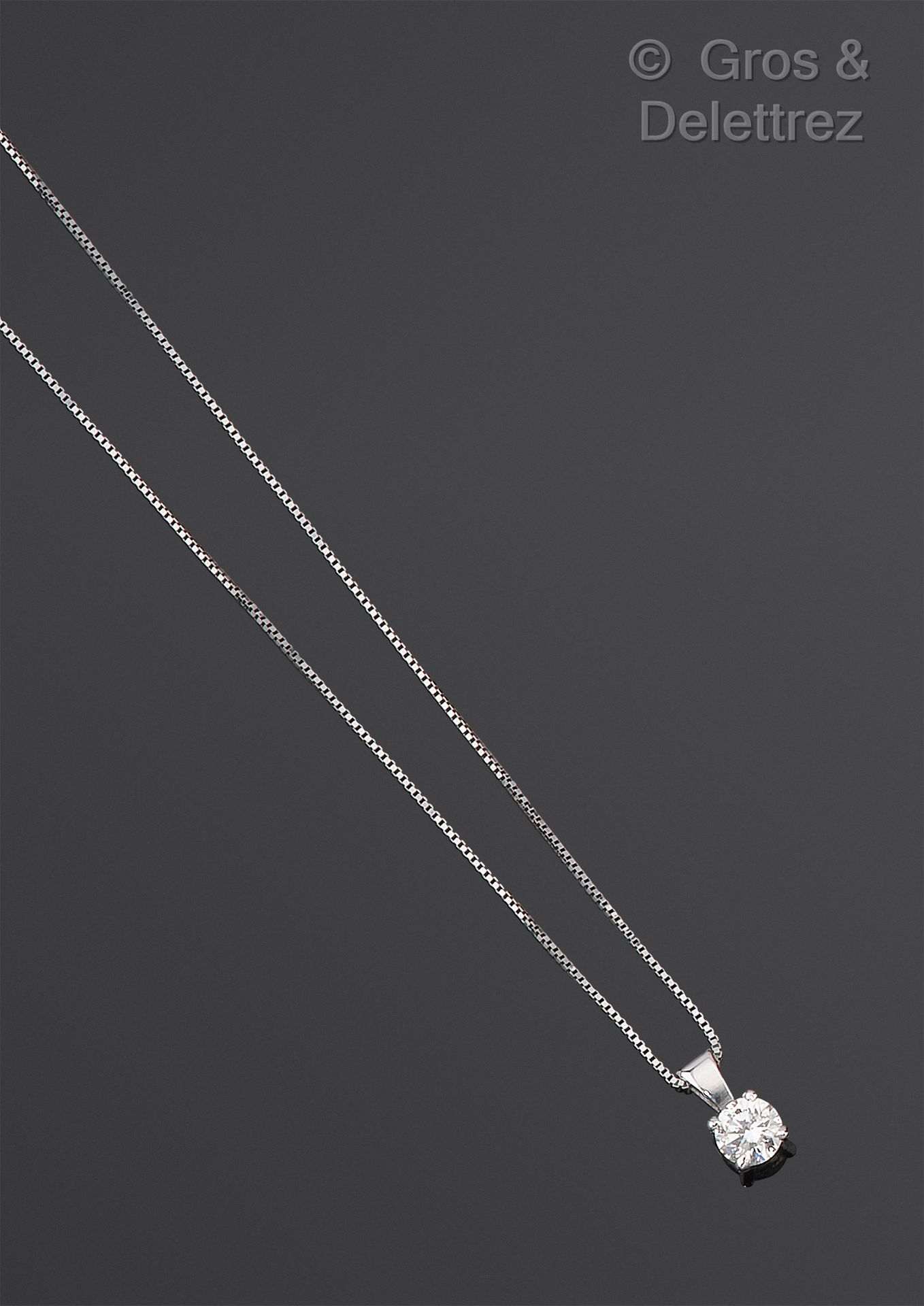 Null 白金吊坠，镶有一颗明亮式切割钻石。它配备了一条威尼斯式的链条。 	钻石的重量：约0.10克拉。毛重：0.8克。