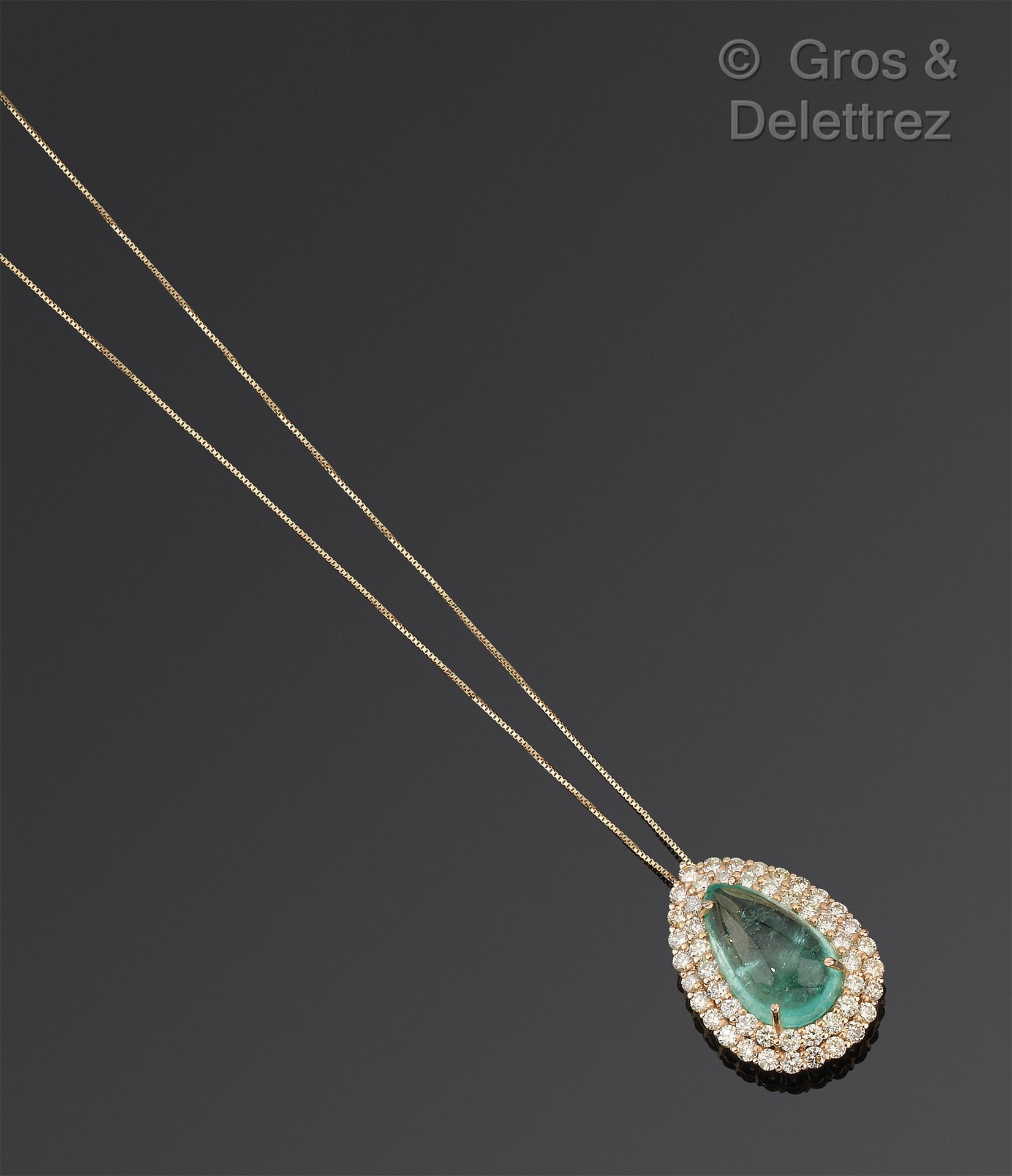 Null Yellow gold pendant (14K), decorated with a pear-shaped emerald cabochon in&hellip;