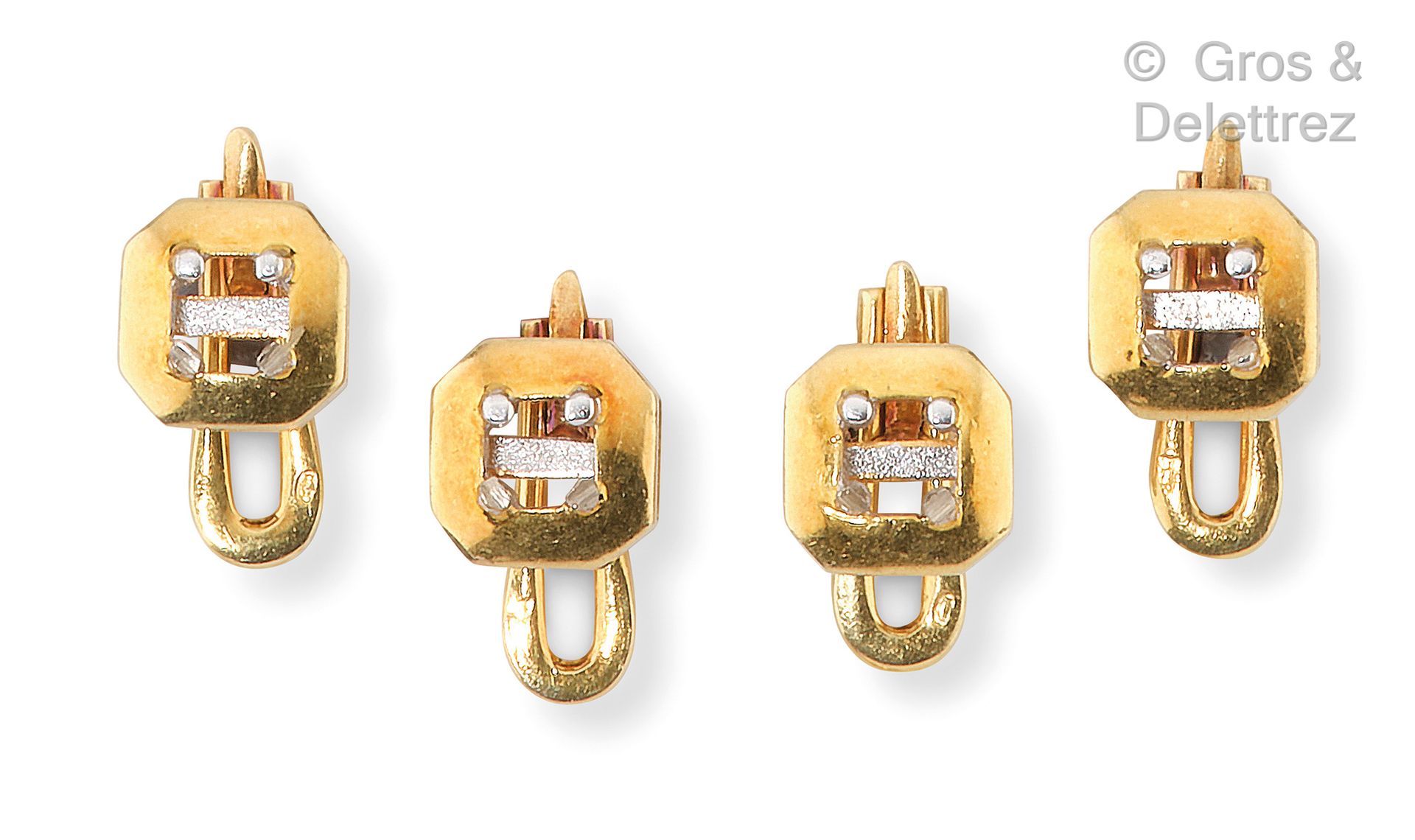 Null Lot de quatre boutons de plastrons octogonaux en or jaune ajouré. P. 9,2 g.&hellip;