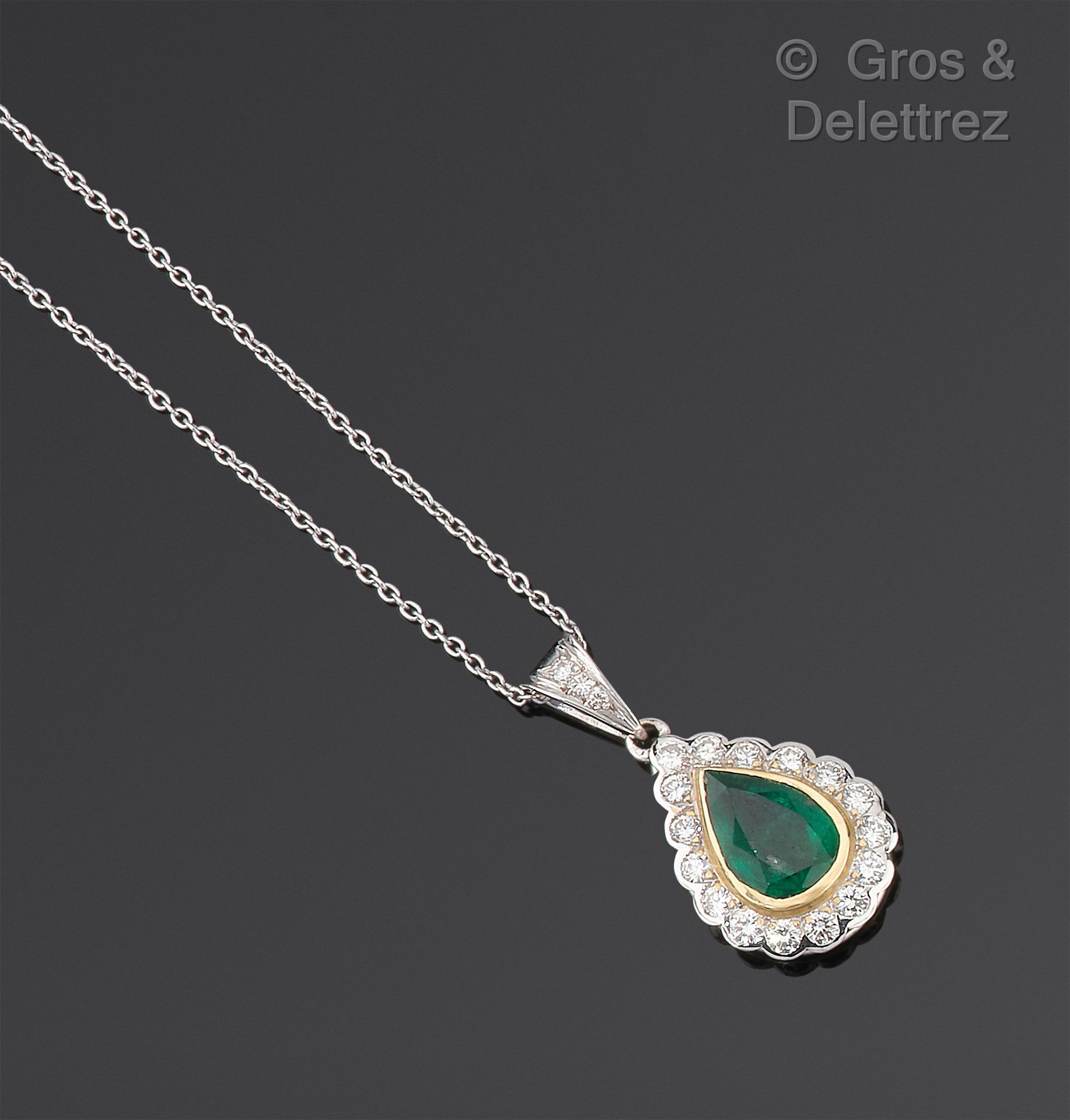 Null Pendant in white and yellow gold, decorated with a pear-shaped emerald in a&hellip;