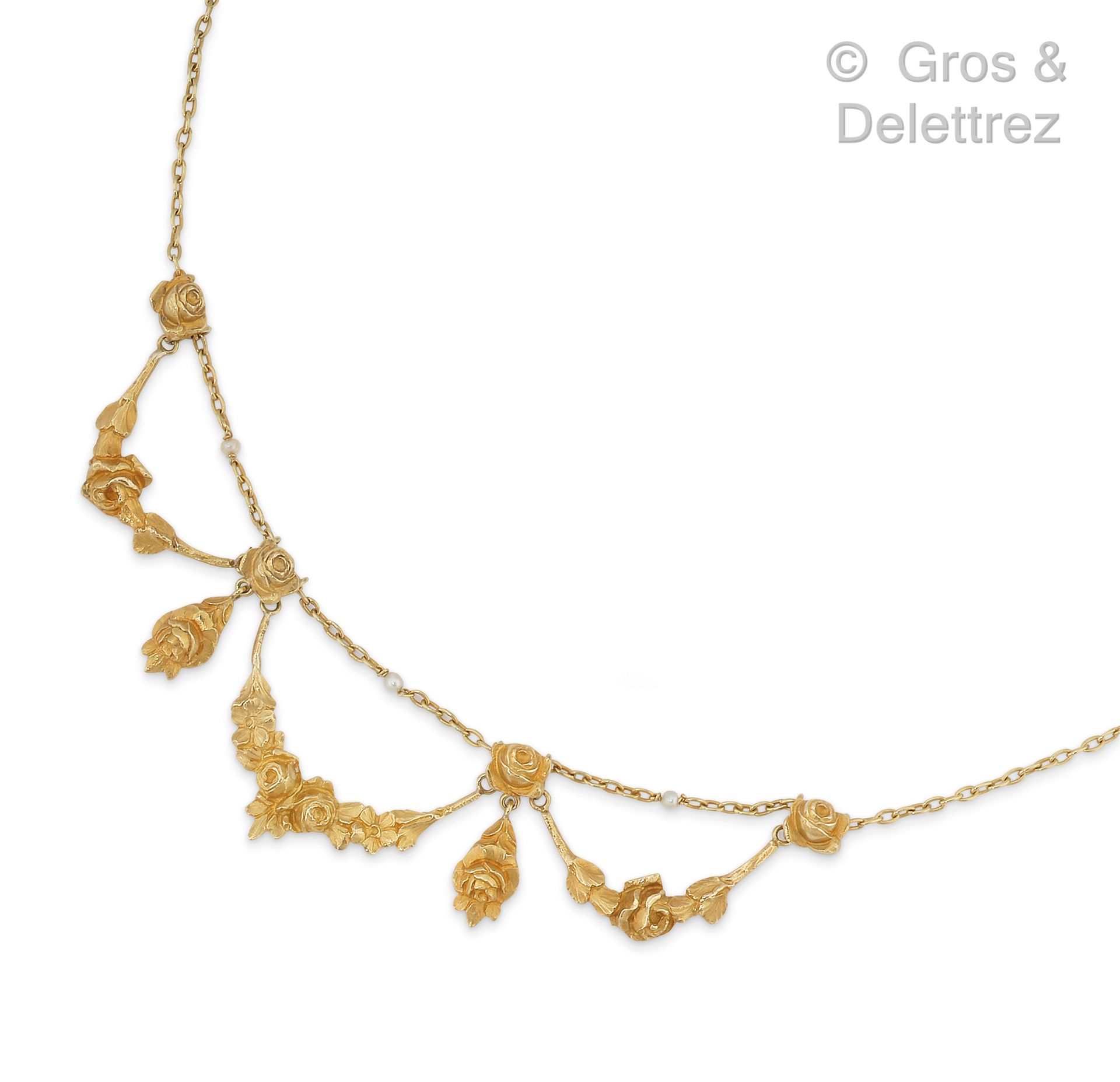 Null 黄K金 "Drapery "项链，有追逐的玫瑰花和珍珠点缀。约1900年。长度：41厘米。毛重：11.4克。