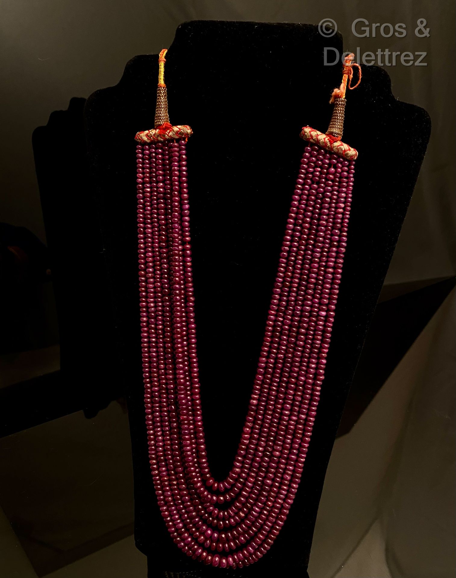 Null Drapery "项链由八排红宝石根部组成，通过滑动的passementerie链接固定在一起。印度的工作。