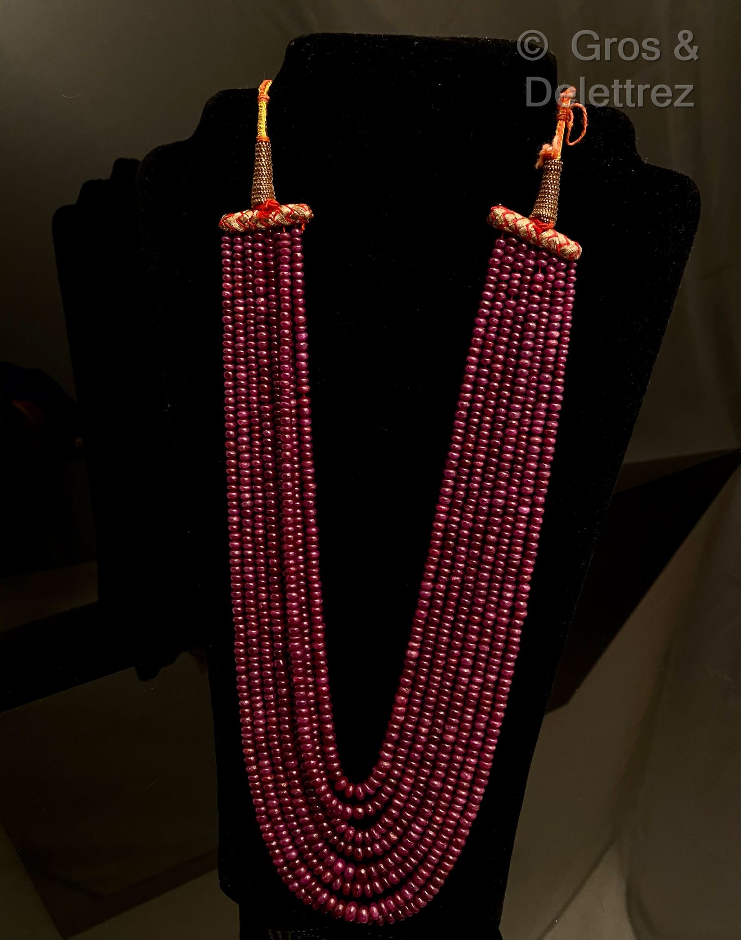 Null Collier « Draperie » composé de huit rangs de racine de rubis retenu par de&hellip;