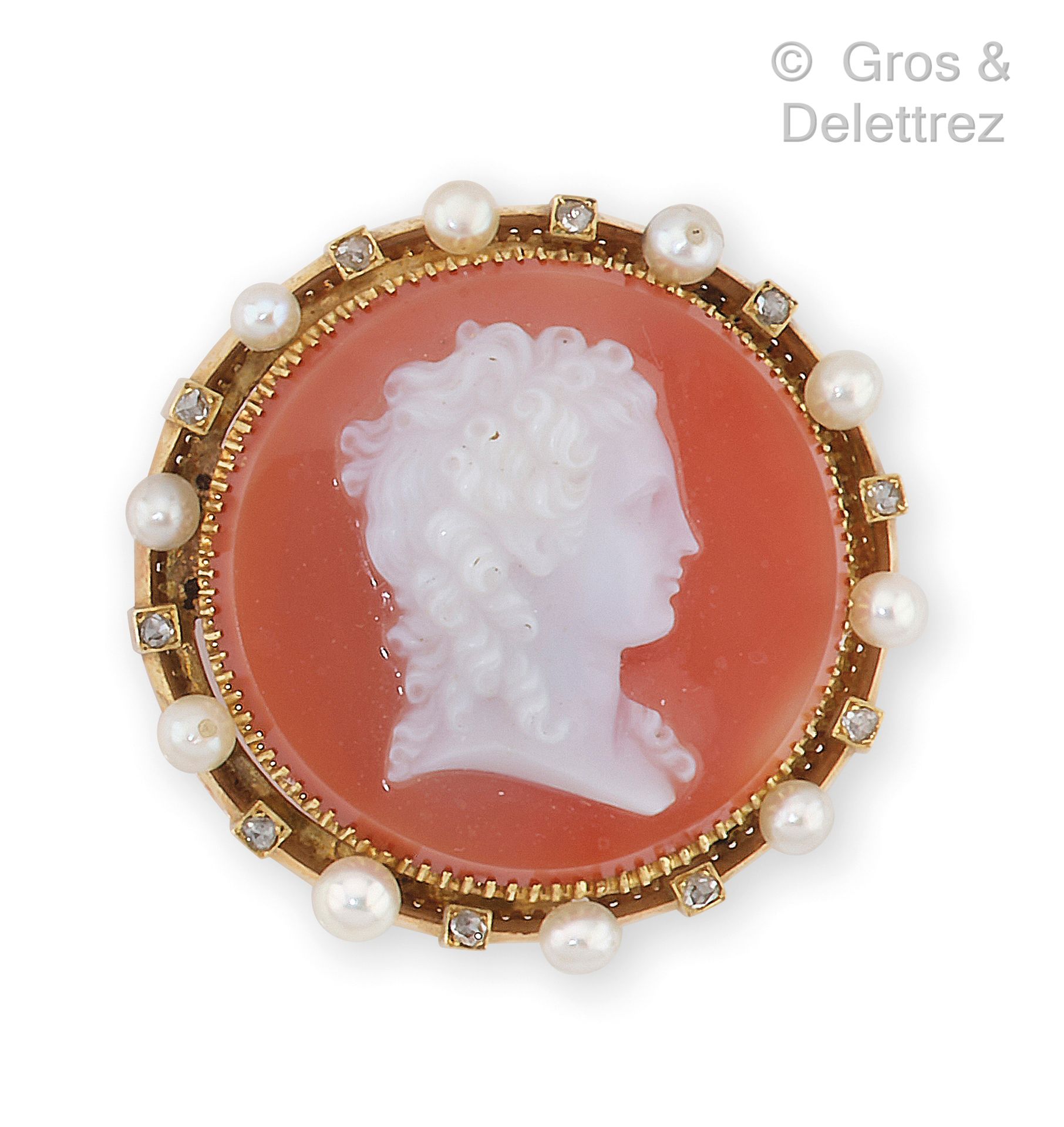 Null Yellow gold circular brooch, adorned with an agate cameo representing the p&hellip;