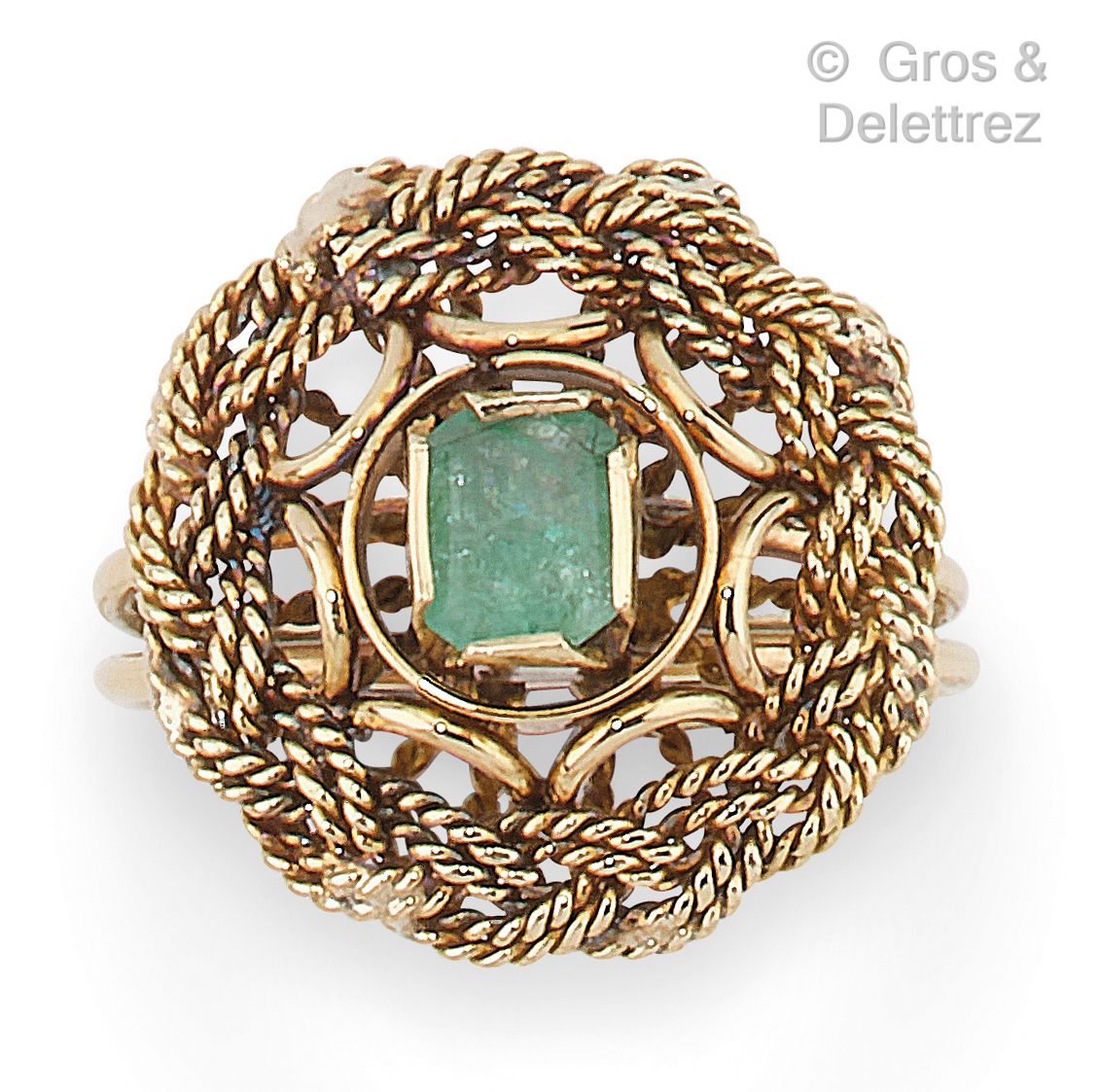 Null 黃金線戒指，鑲有長方形綠寶石。手指大小：50。毛重：3.4克。