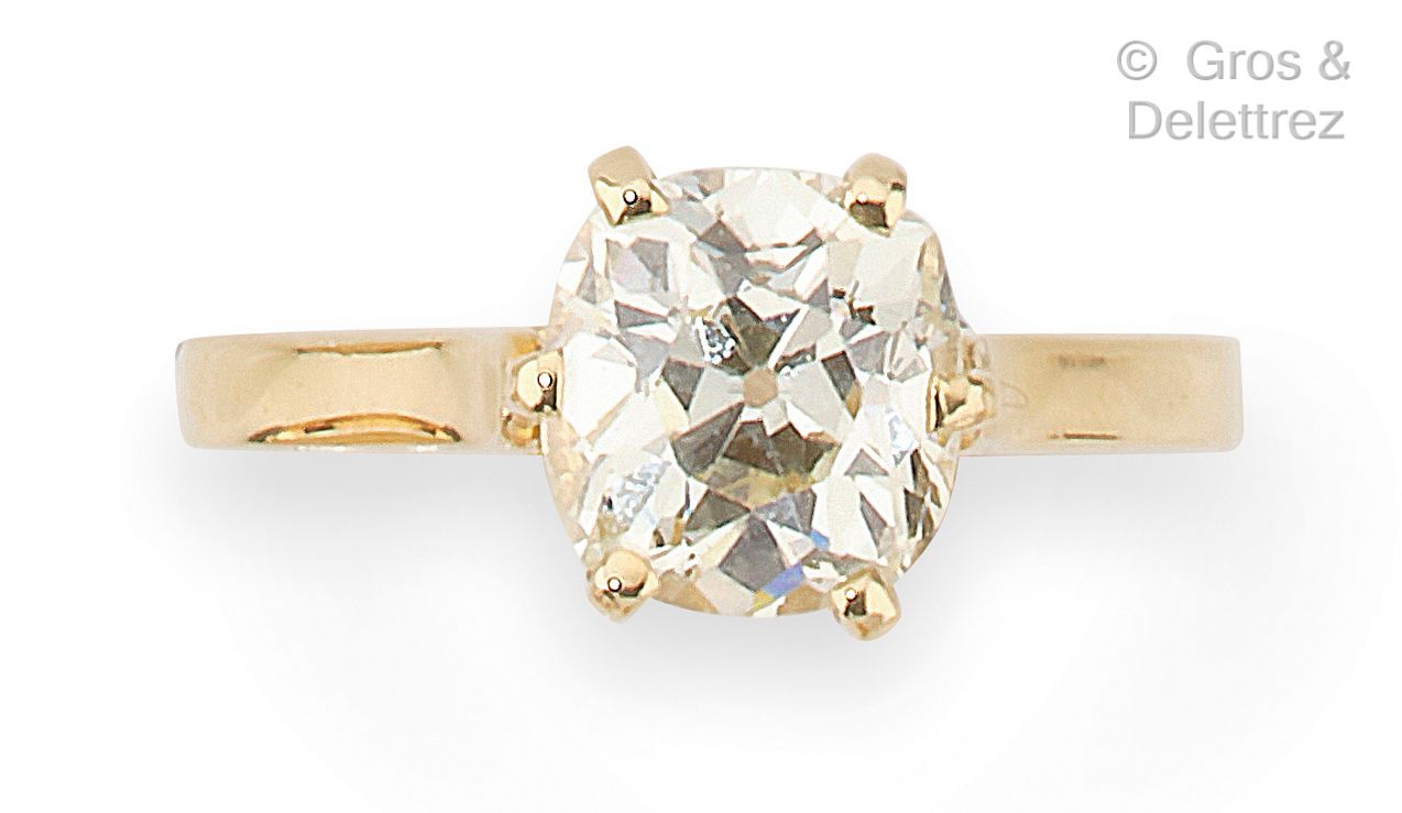 Null Ring "Solitaire" aus Gelbgold, mit einem kissenförmigen Diamanten im Altsch&hellip;