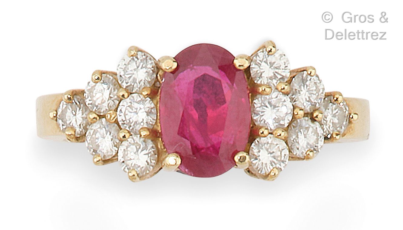 Null Yellow gold ring set with an oval ruby and brilliant-cut diamonds. Finger s&hellip;