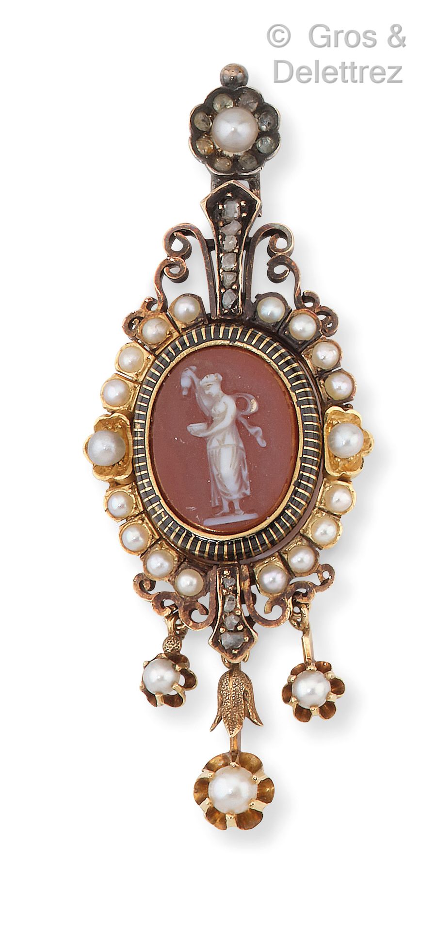 Null 黄金和银的浮雕镶嵌在红玉髓上，在珍珠和白石的镶嵌下有一个仙女。拿破仑三世时期。尺寸：5.5厘米×2.5厘米。毛重：11.1克。