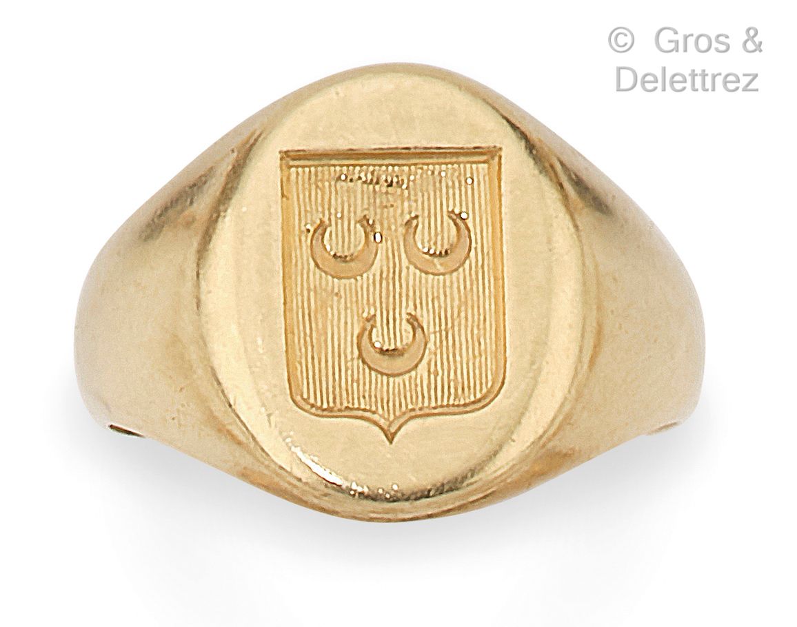 Null Yellow gold "Chevalière" ring, engraved with a coat of arms representing th&hellip;