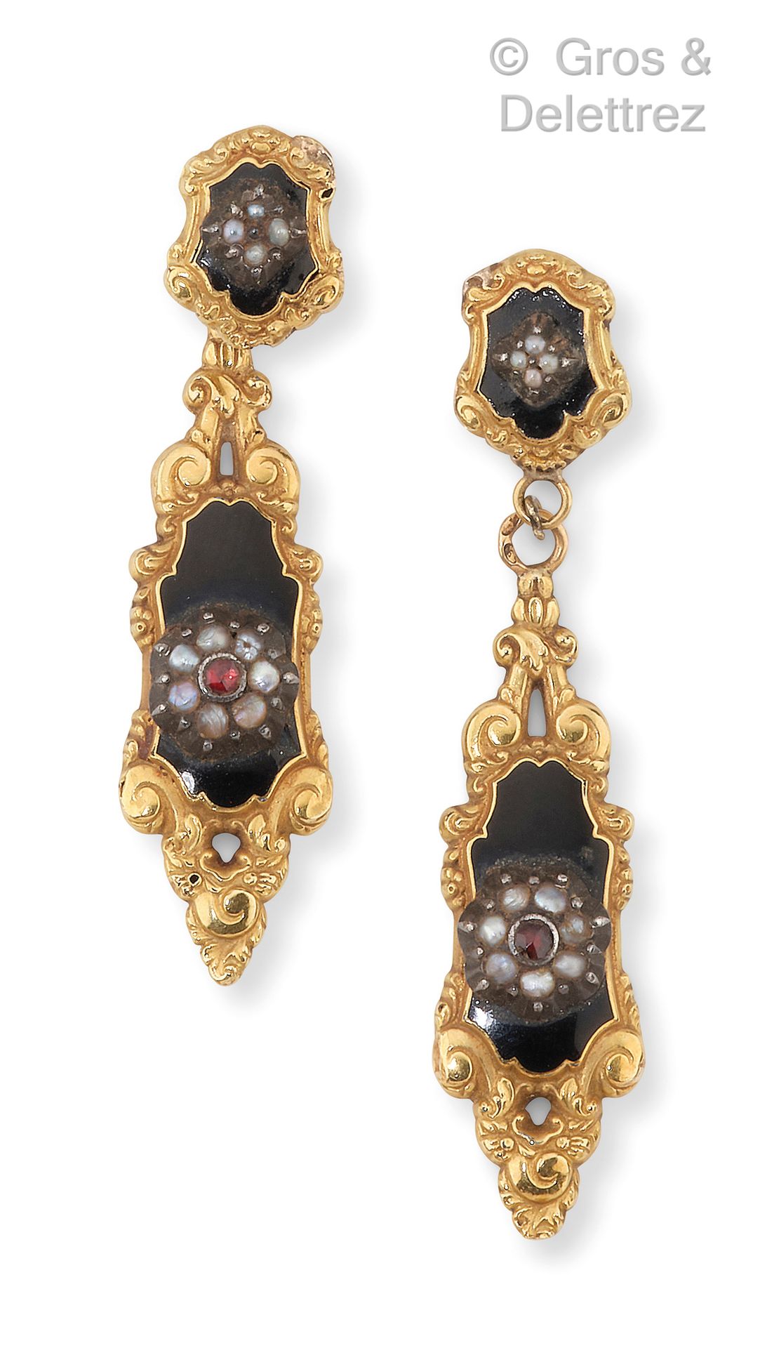 Null 一对黄金耳环，每只耳环都由一个圆形图案组成，上面有一朵镶嵌珍珠和红石的银花。带茎的扣子。重新组装。长度：5.5厘米。毛重：6.6克。