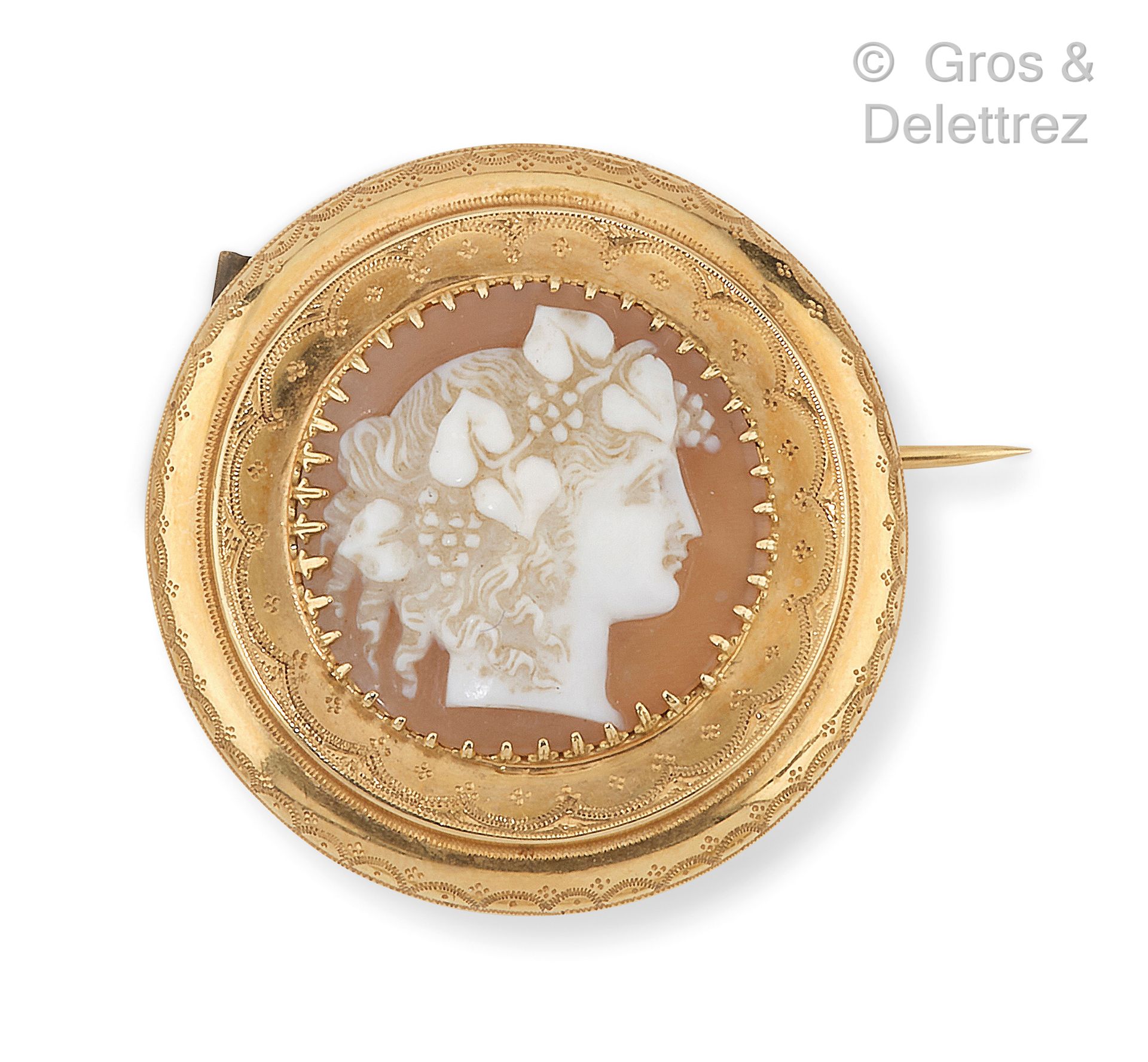 Null Chased yellow gold brooch, decorated with a shell cameo representing the pr&hellip;