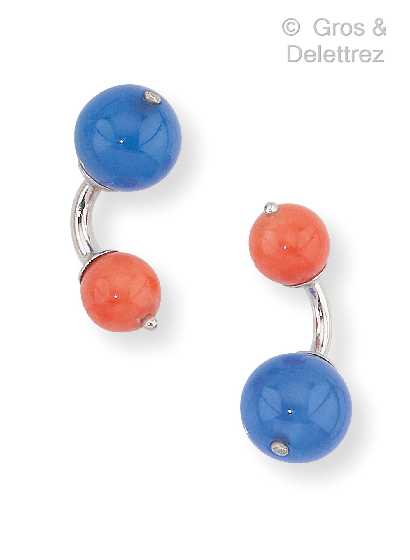Null Pair of white gold cufflinks, decorated with blue agate and coral beads. Gr&hellip;