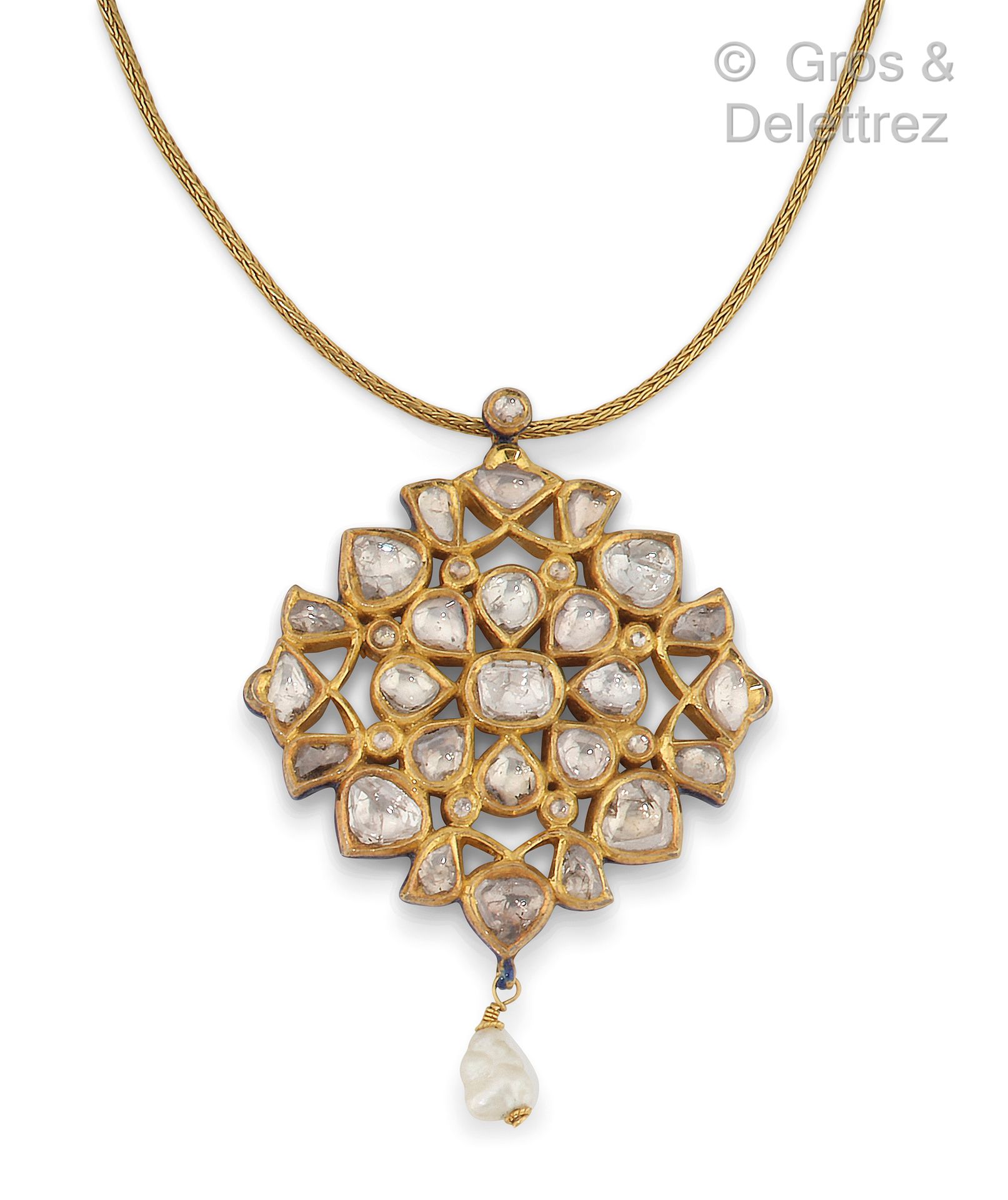 Null Yellow gold pendant forming a rosette set with rose-cut diamonds on a paill&hellip;