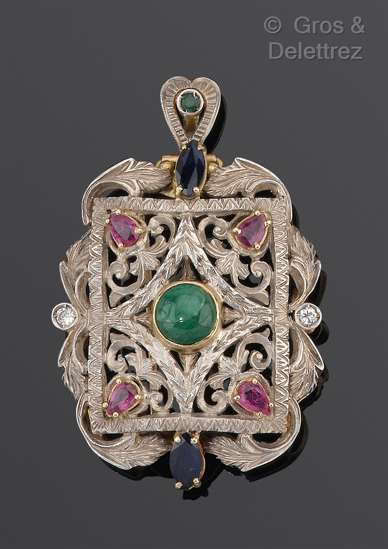 Null 一枚银质和vermeil吊坠胸针，具有刺桐叶和叶子的镂空设计，镶嵌着明亮式切割钻石、红宝石和蓝宝石。尺寸：5 x 3.5厘米。毛重：20.8克。